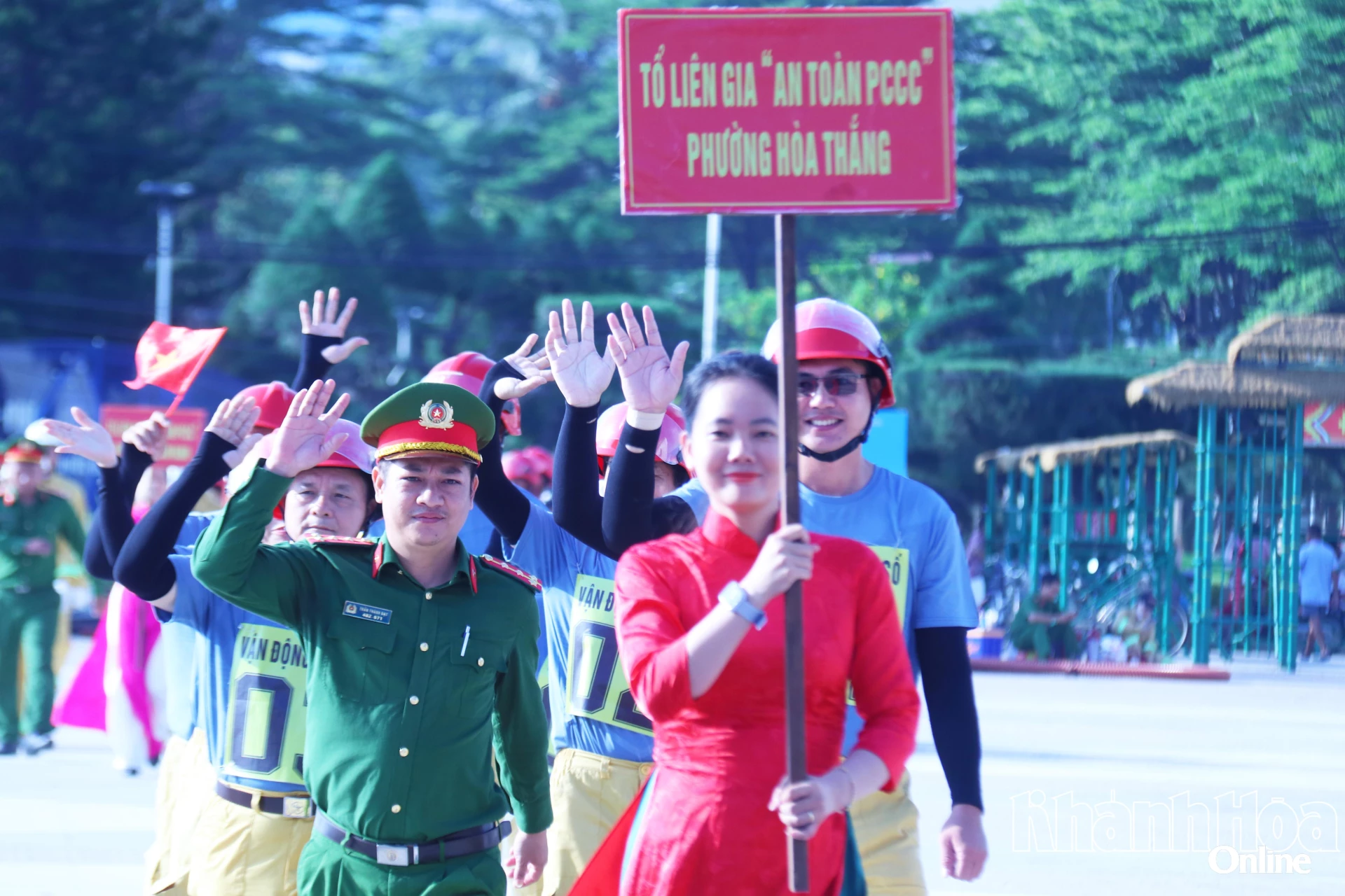 Đội Tổ liên gian an toàn phòng cháy chữa cháy phường Hoà Thắng thể hiện khí thế quyết tâm khi diễu hành qua lễ đài.