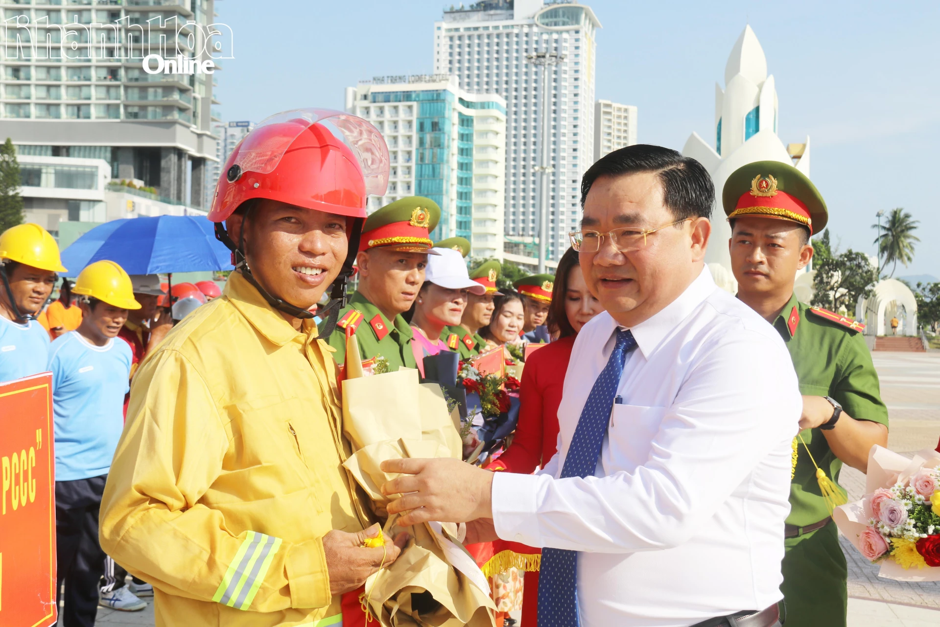 Đồng chí Trịnh Minh Hoàng - Phó Chủ tịch UBND tỉnh, Trưởng ban tổ chức hội thi tặng hoa, khích lệ các vận động viên.