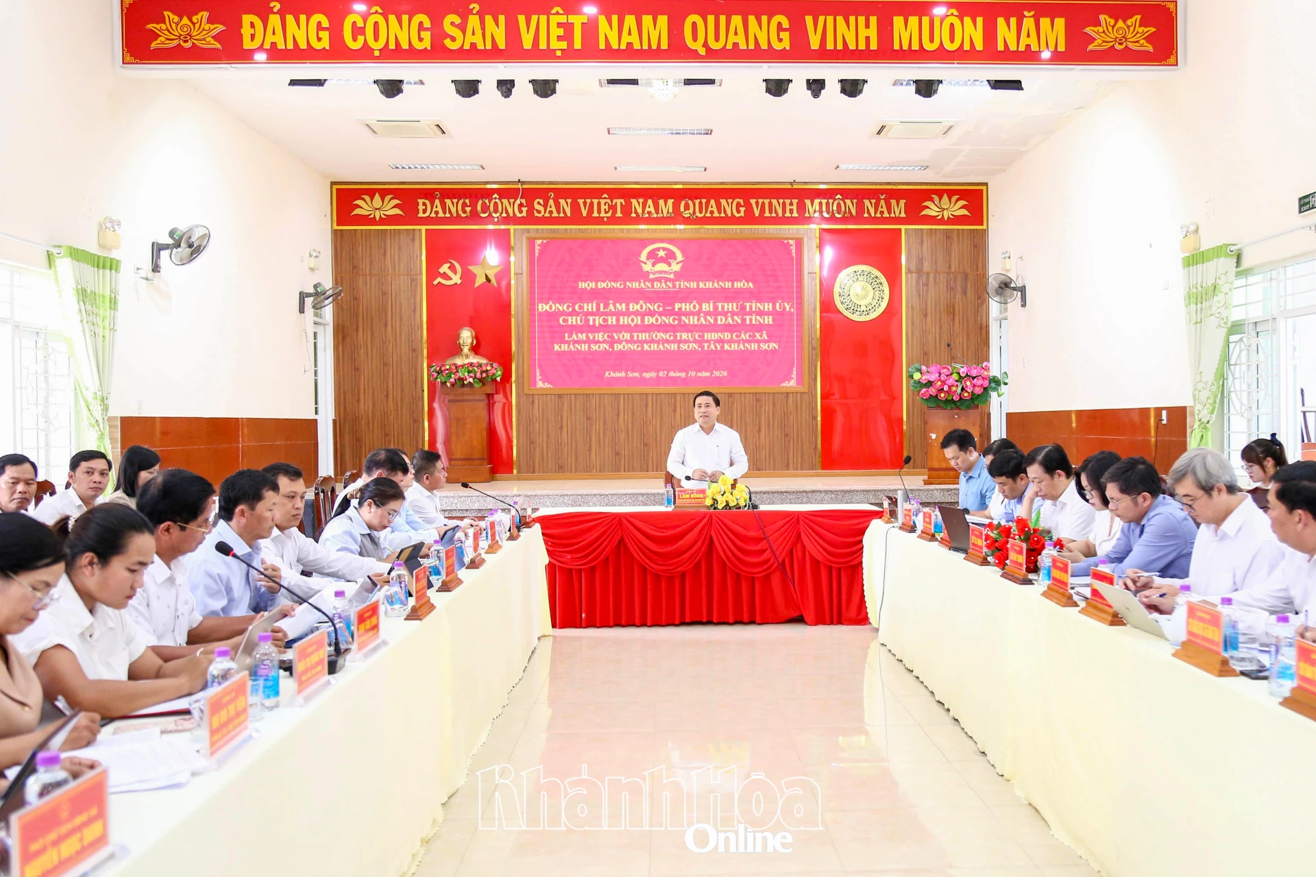 Quang cảnh buổi làm việc. 