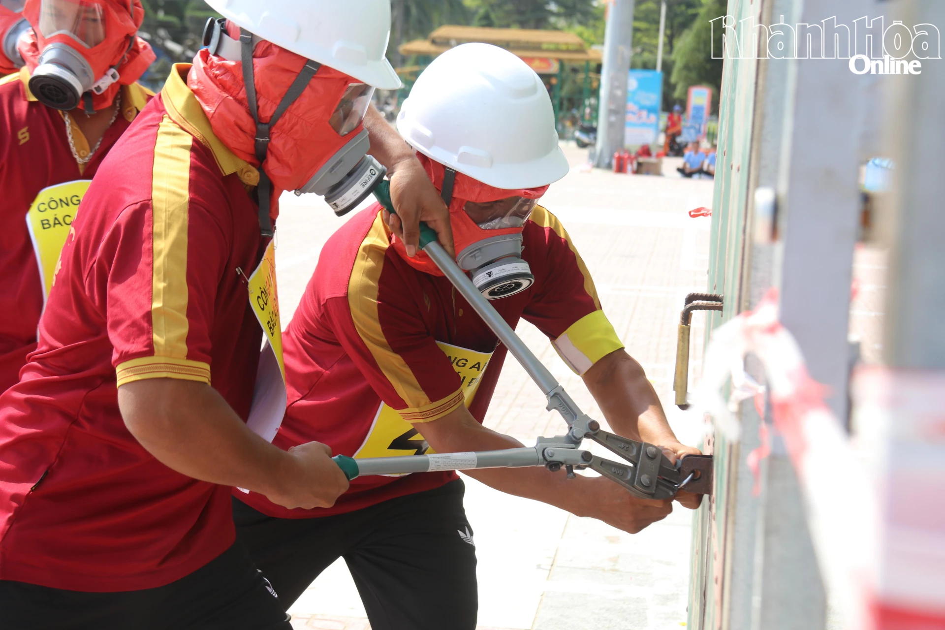 Khẩn trương phá khoá bằng kìm cộng lực, tiếp cận bên trong ngôi nhà xảy ra cháy.