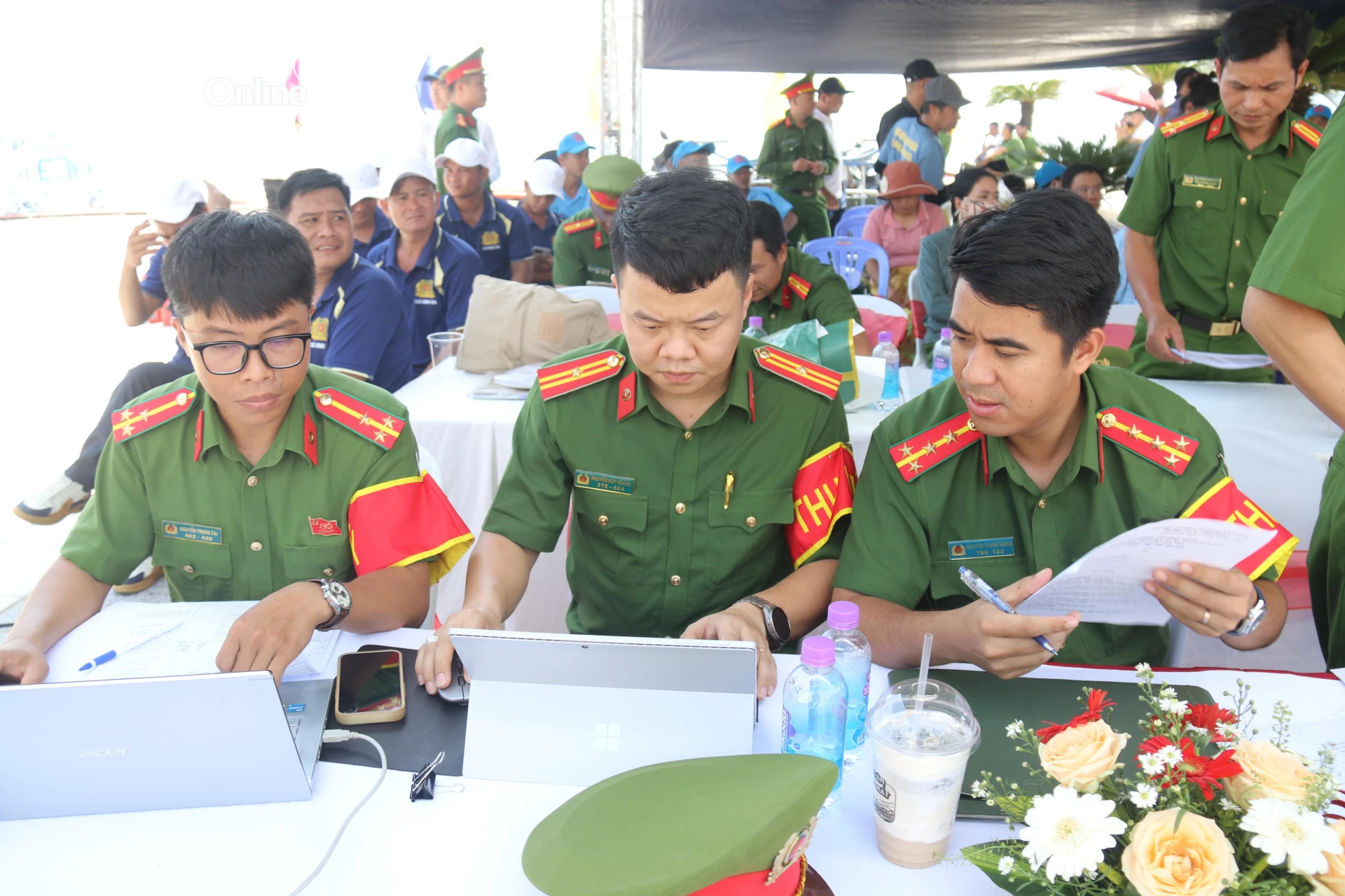 Các trọng tài tập trung vào điểm cho các đội.