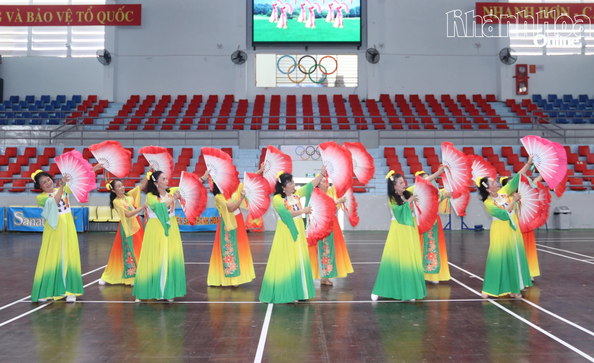 Tiết mục thi dân vũ của Hội Người cao tuổi phường Bảo An.