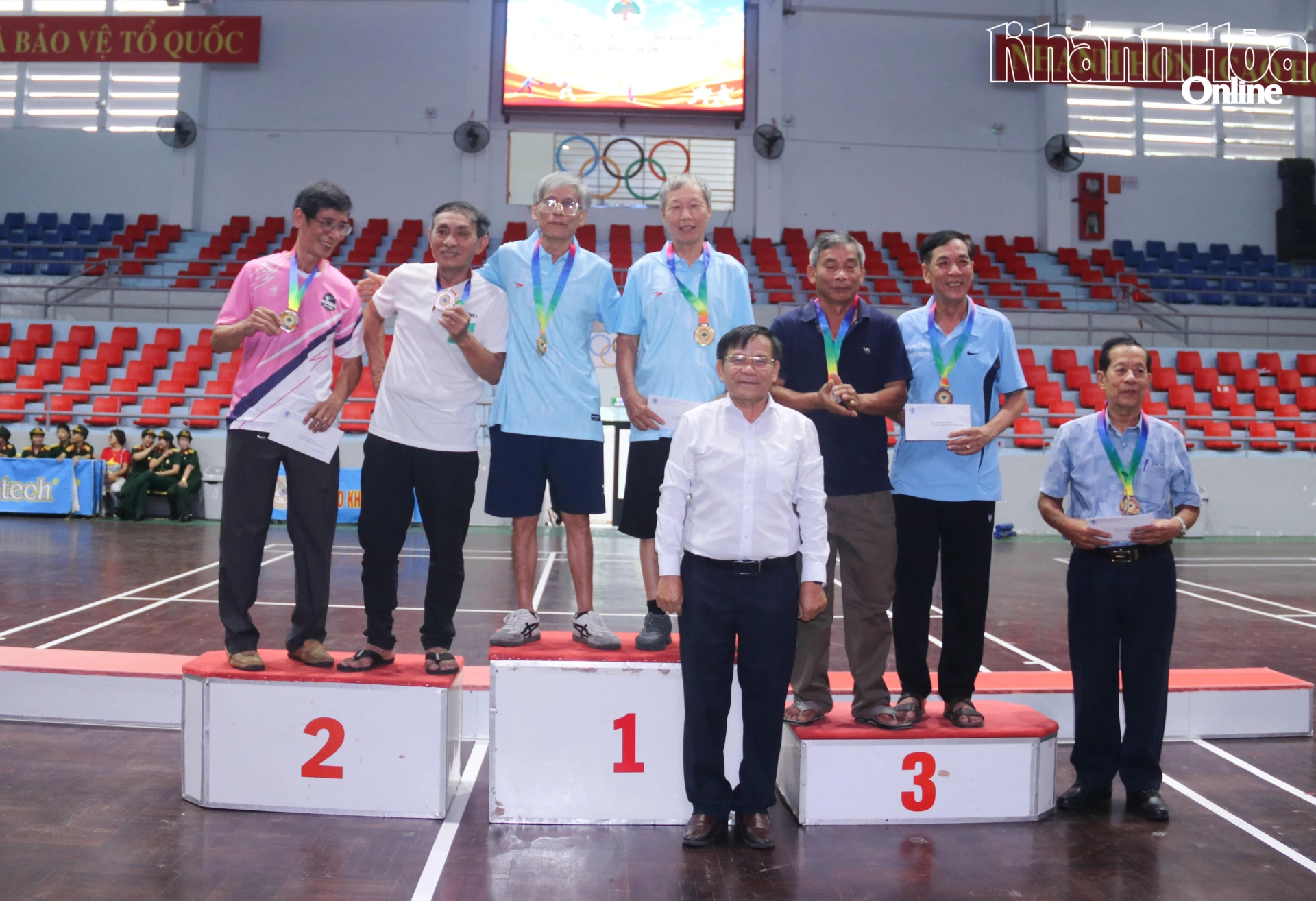 Lãnh đạo Hội Người cao tuổi tỉnh trao giải cho các vận động viên đạt giải ở nội dung đôi nam môn cầu lông.
