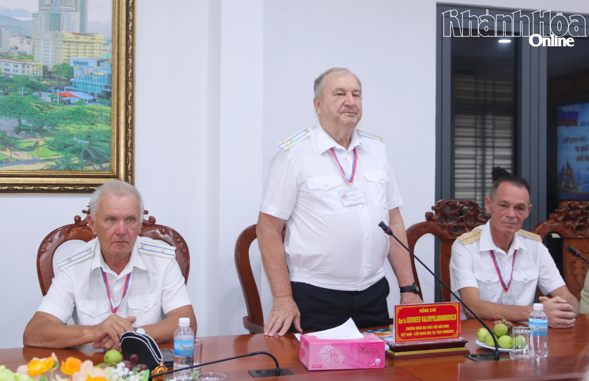Đại tá Kovdeev Valeryvladimirovich - Trưởng đoàn đại biểu Hội hữu nghị với Việt Nam tại tỉnh Primorye, Liên bang Nga chia sẻ các thông tin tại buổi làm việc.