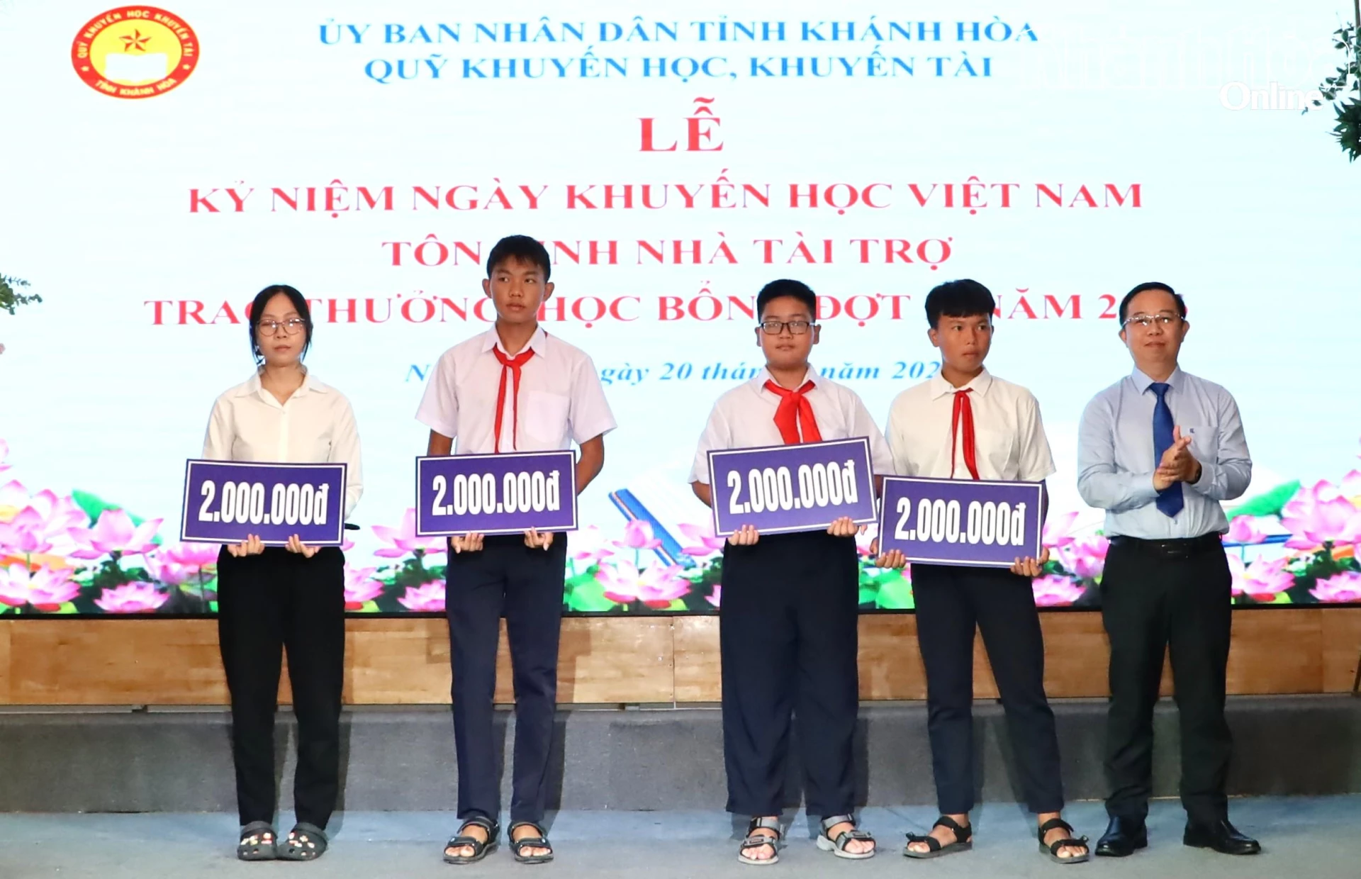 Đại diện Tổng Công ty Khánh Việt trao học bổng cho các học sinh có hoàn cảnh khó khăn.