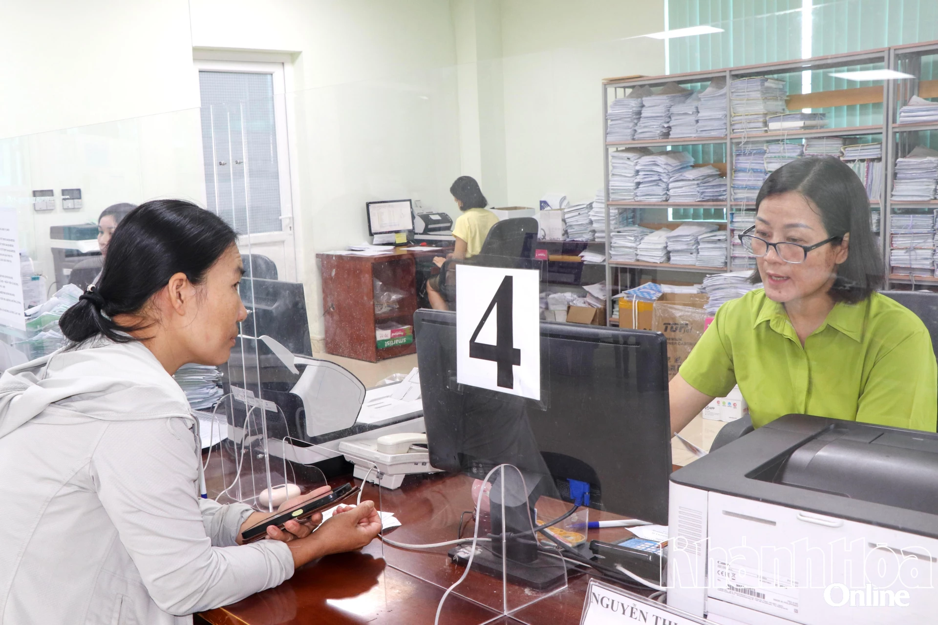 Người dân thực hiện thủ tục hành chính tại bộ phận một cửa của Bảo hiểm xã hội tỉnh.