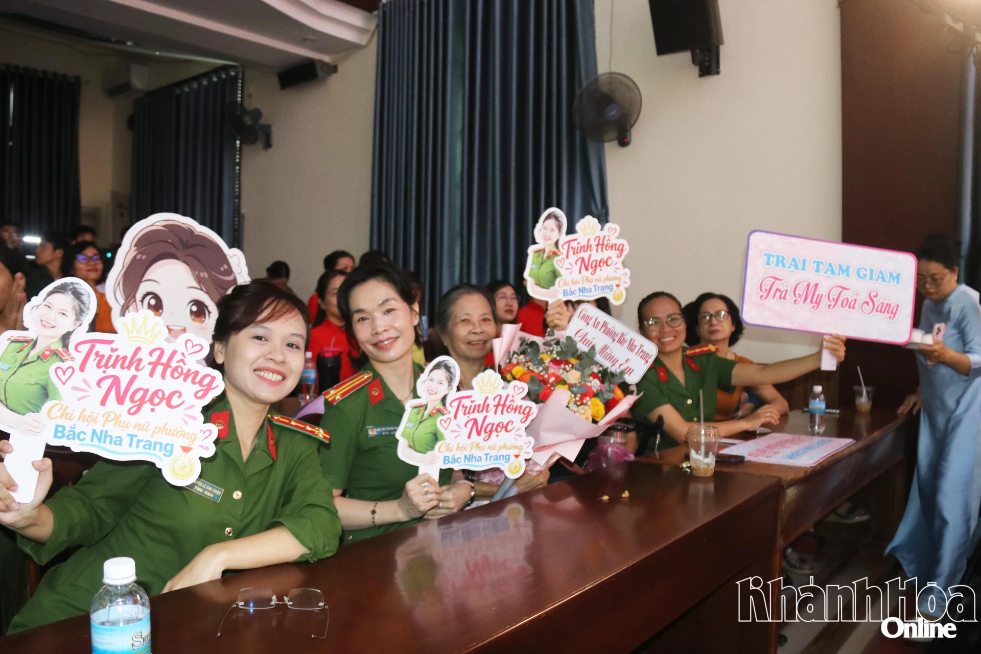 Các cổ động viên thắp lửa hội thi.