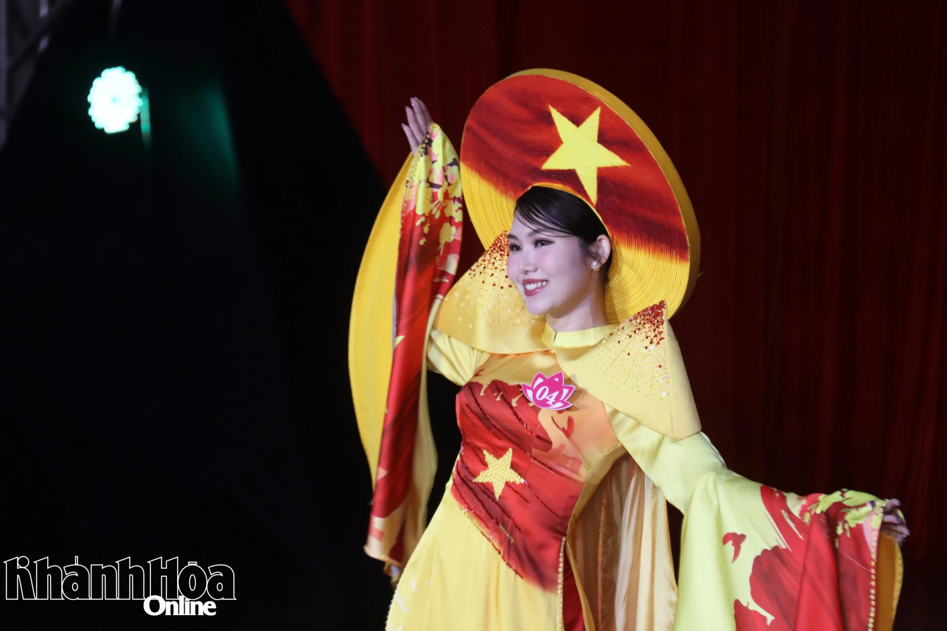 Ngay sau phần khai mạc, các thí sinh đã bước vào phần thi trình diễn trang phục áo dài truyền thống.