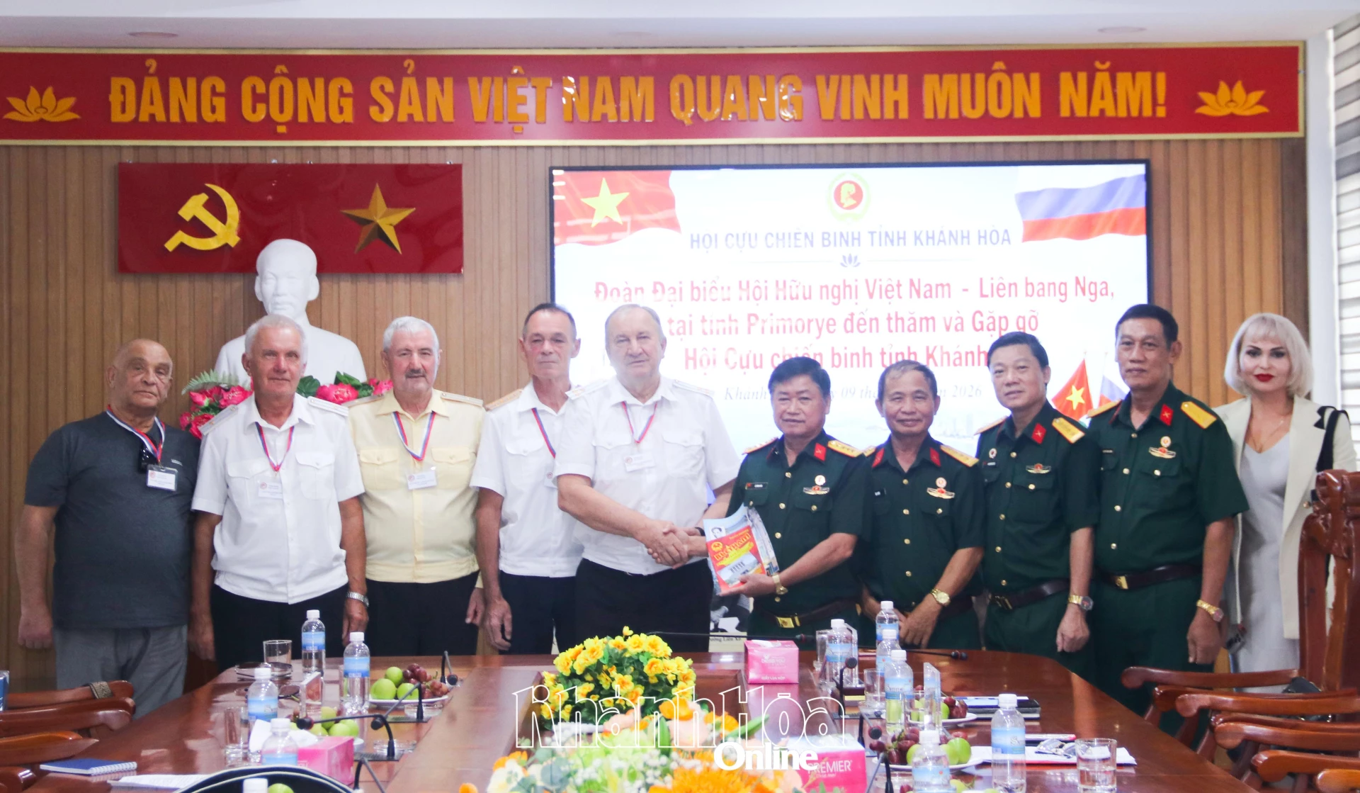 Đoàn đại biểu đại biểu Hội hữu nghị với Việt Nam tại tỉnh Primorye, Liên bang Nga tặng quà cho Hội Cựu chiến binh tỉnh.