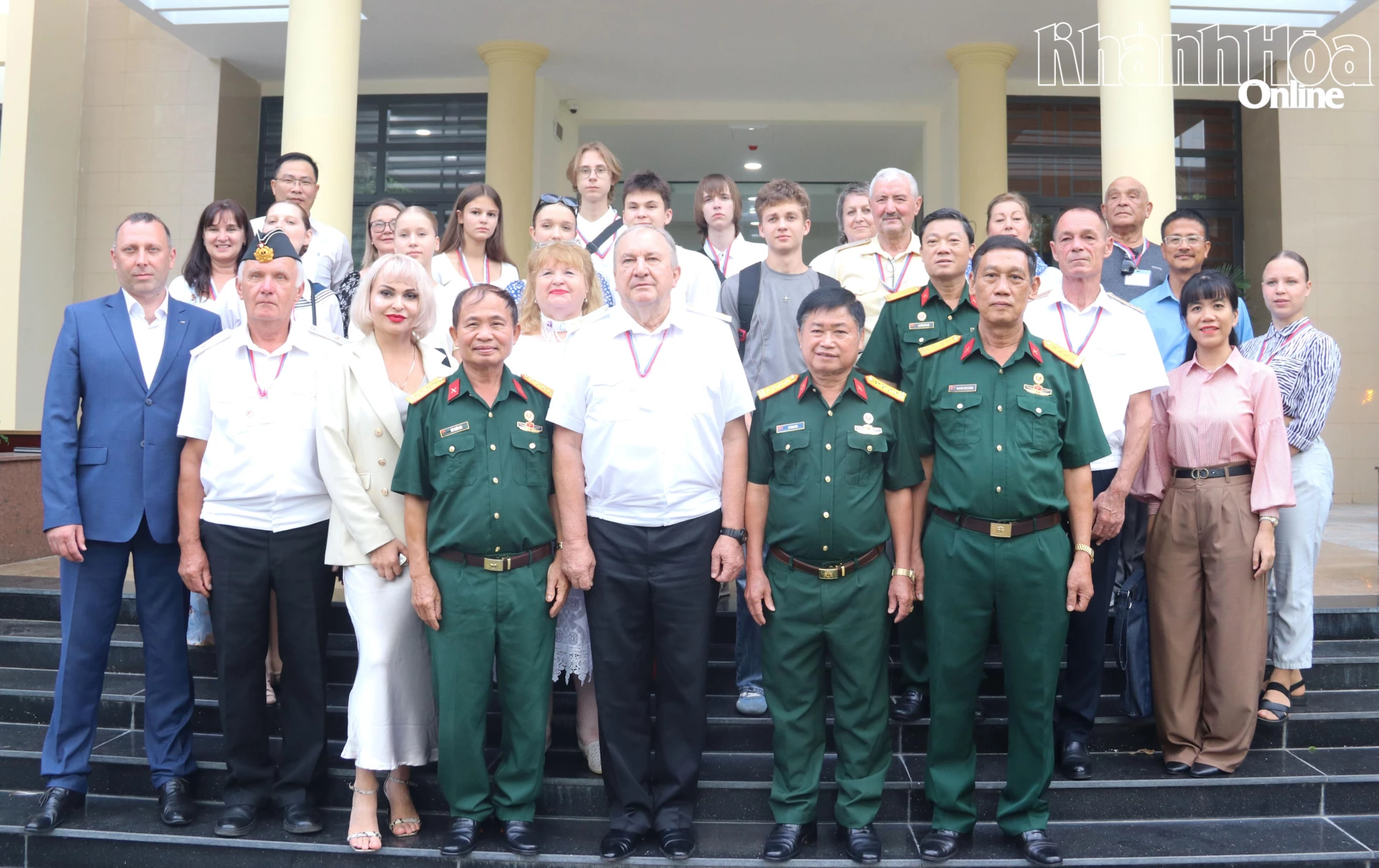 Các đại biểu chụp hình lưu niệm.