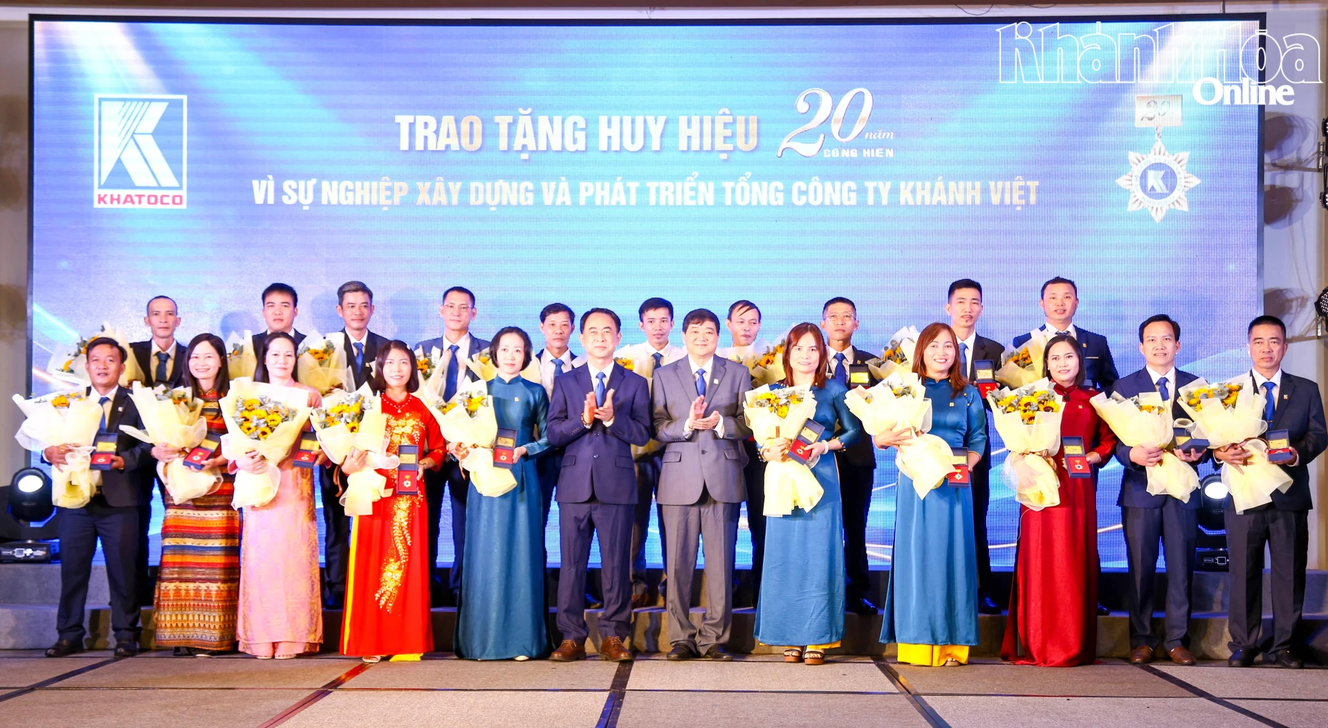 Lãnh đạo Tổng Công ty Khánh Việt trao Huy hiệu “Vì sự nghiệp xây dựng và phát triển Tổng công ty Khánh Việt” cho cán bộ, công nhân viên có 20 năm gắn bó với Khatoco.