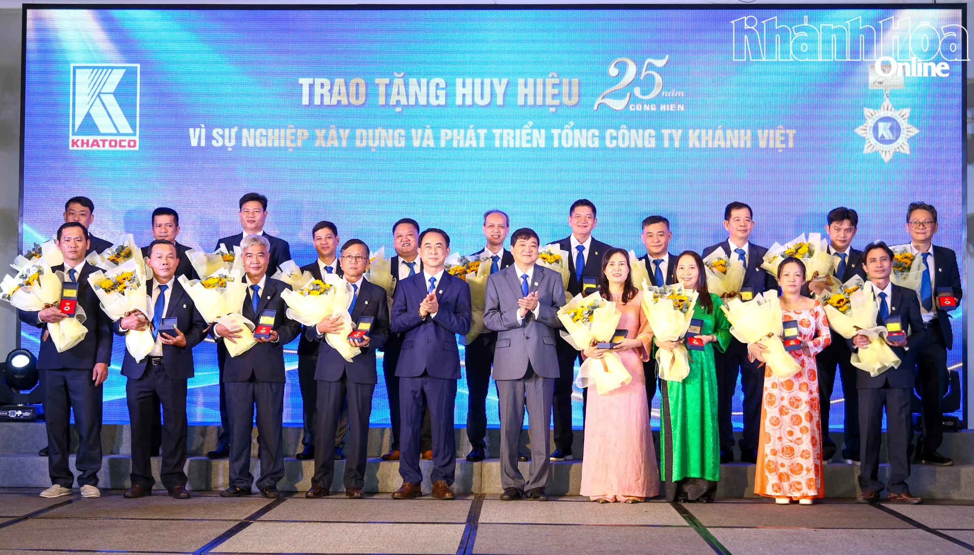 Lãnh đạo Tổng Công ty Khánh Việt trao Huy hiệu “Vì sự nghiệp xây dựng và phát triển Tổng công ty Khánh Việt” cho cán bộ, công nhân viên có 25 năm gắn bó với Khatoco.
