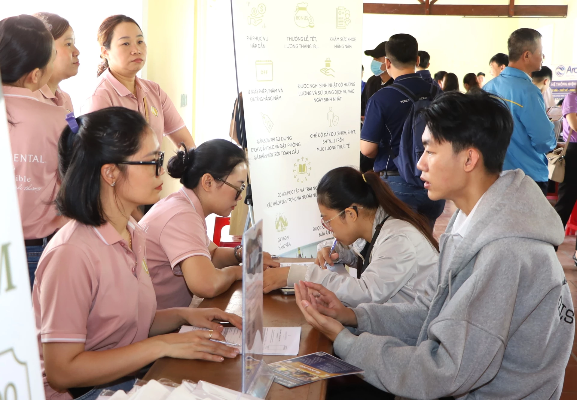 Các doanh nghiệp tham gia tuyển dụng lao động tại phiên giao dịch việc làm.