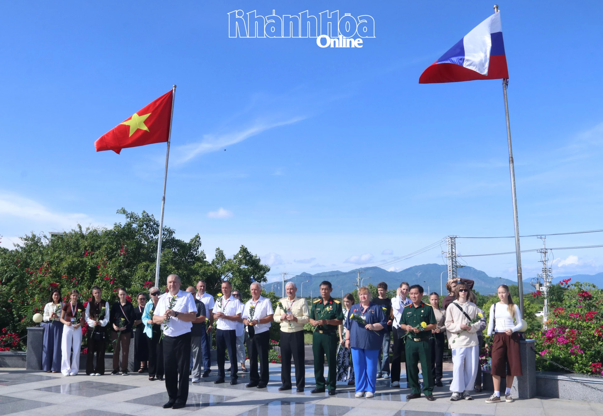 Đoàn dâng hương, dâng hoa tại tượng đài.