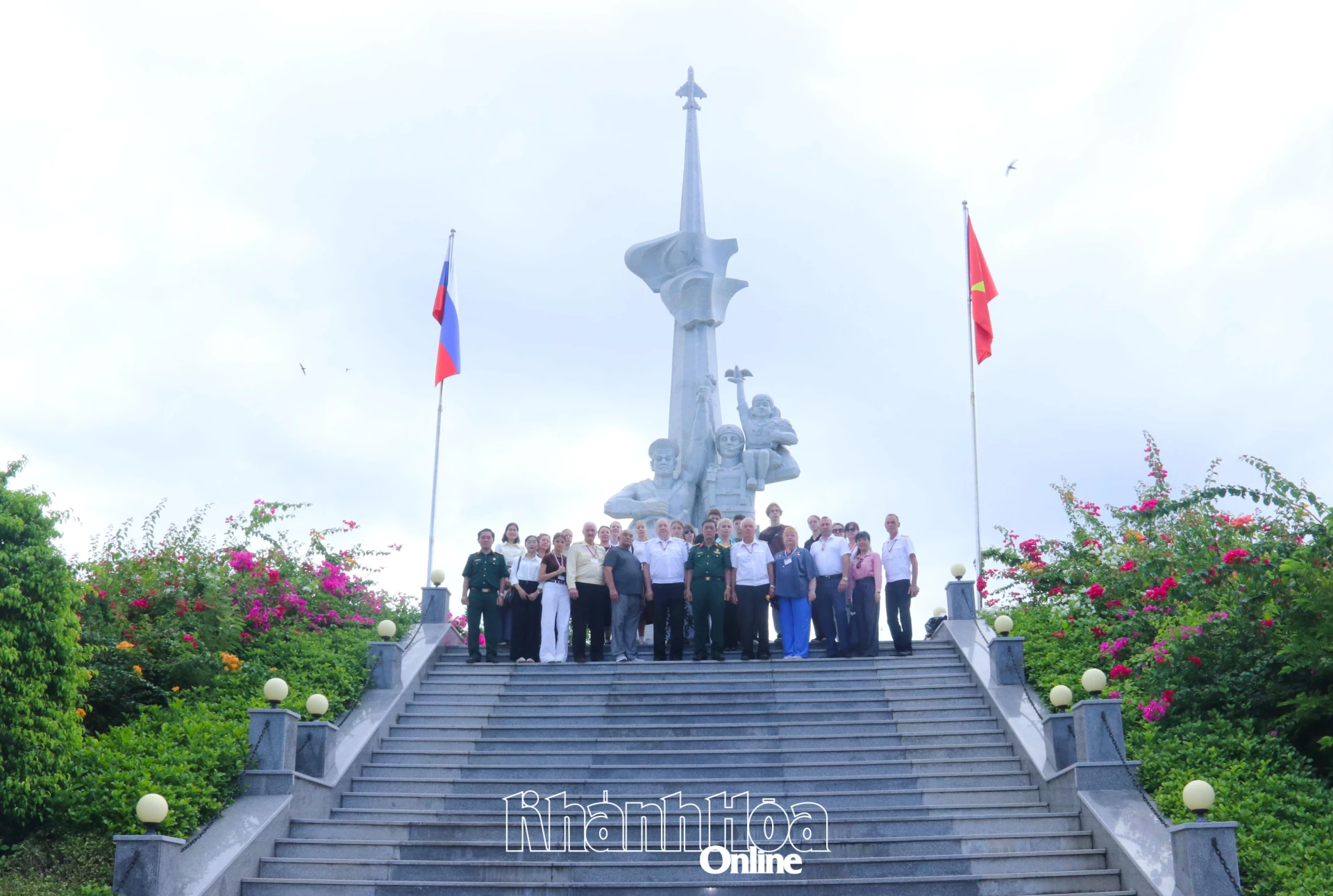 Đoàn chụp hình lưu niệm tại tượng đài hữu nghị Việt - Nga.