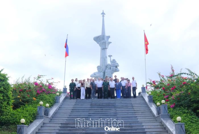 Đoàn đại biểu Hội hữu nghị với Việt Nam tại tỉnh Primorye viếng Tượng đài hữu nghị Việt - Nga và Khu tưởng niệm chiến sĩ Gạc Ma