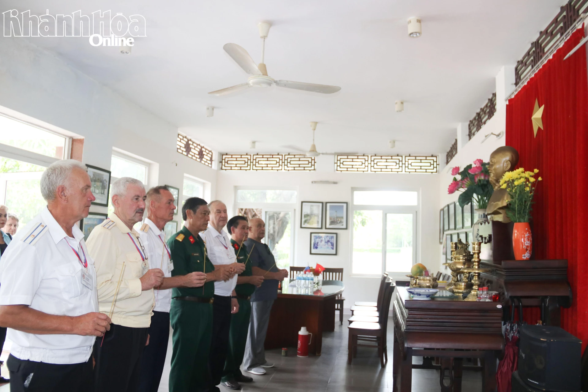 Đoàn thắp hương tưởng niệm Chủ tịch Hồ Chí Minh.