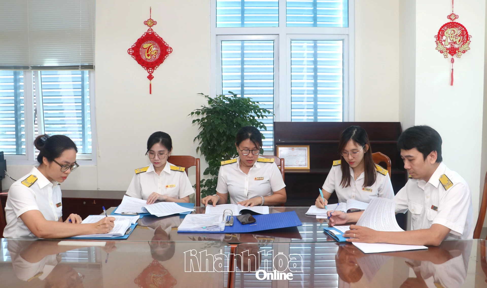 Cán bộ Thuế tỉnh đang rà soát hồ sơ, làm sạch mã số thuế.