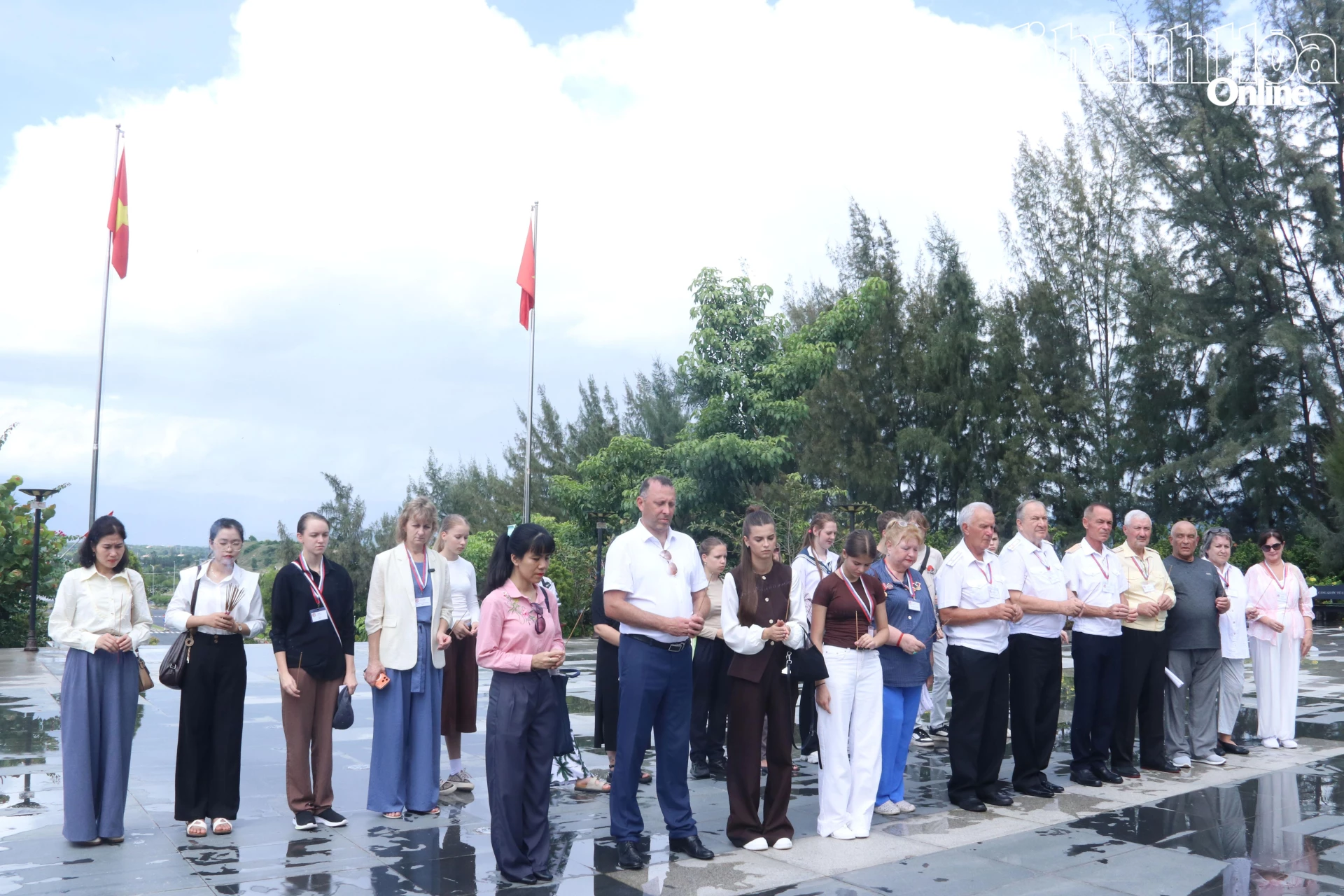 Đoàn dành phút mặc niệm tưởng niệm 64 cán bộ, chiến sĩ hải quân nhân dân Việt Nam đã anh dũng hy sinh trong sự kiện Gạc Ma năm 1988.