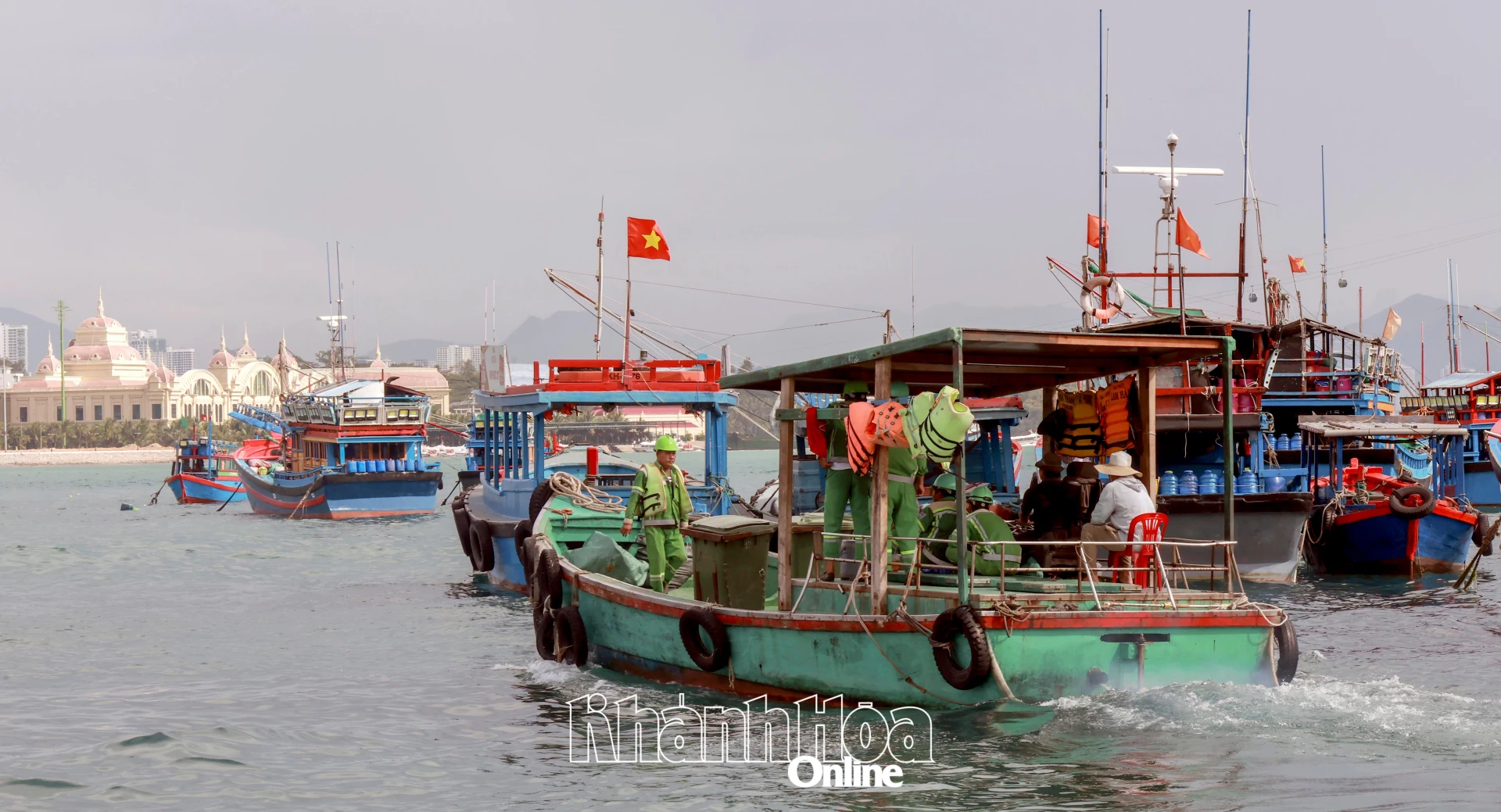 Công nhân Công ty Cổ phần Môi trường Đô thị Nha Trang thu gom rác thải tại khu vực đảo Trí Nguyên (phường Nha Trang).