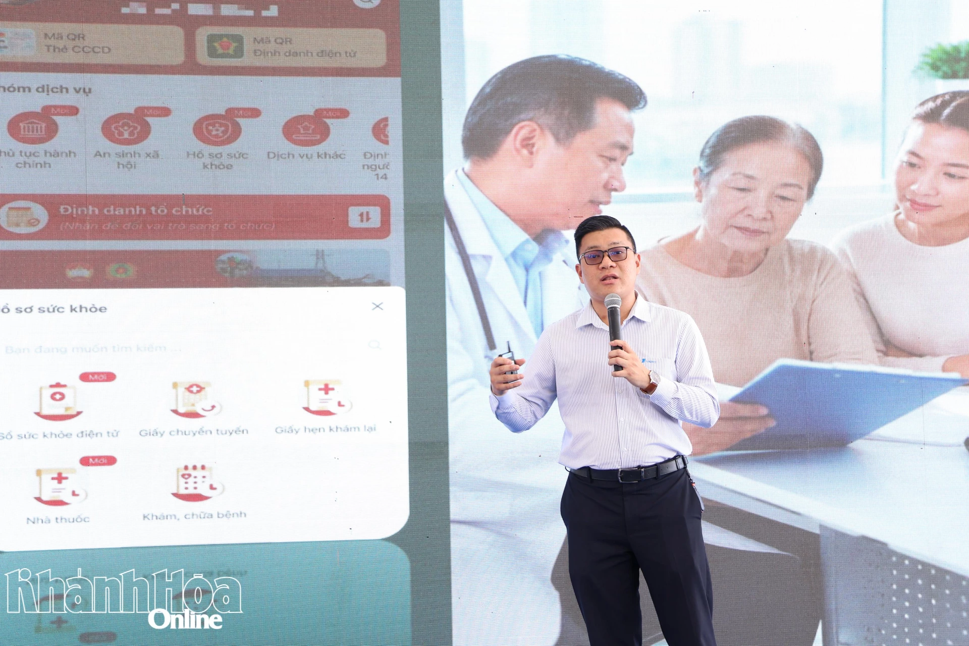 Chuyên gia đến từ VNPT Khánh Hòa trình bày tiện ích của chuyển đổi số trong lĩnh vực y tế.