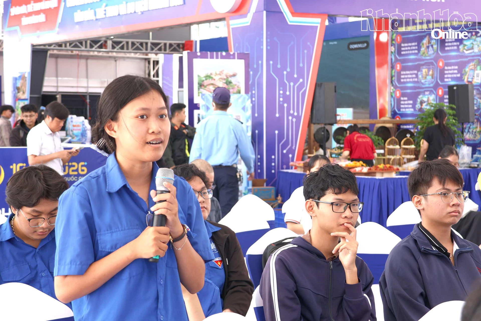 Đoàn viên thanh niên đố vui tương tác với chuyên gia.