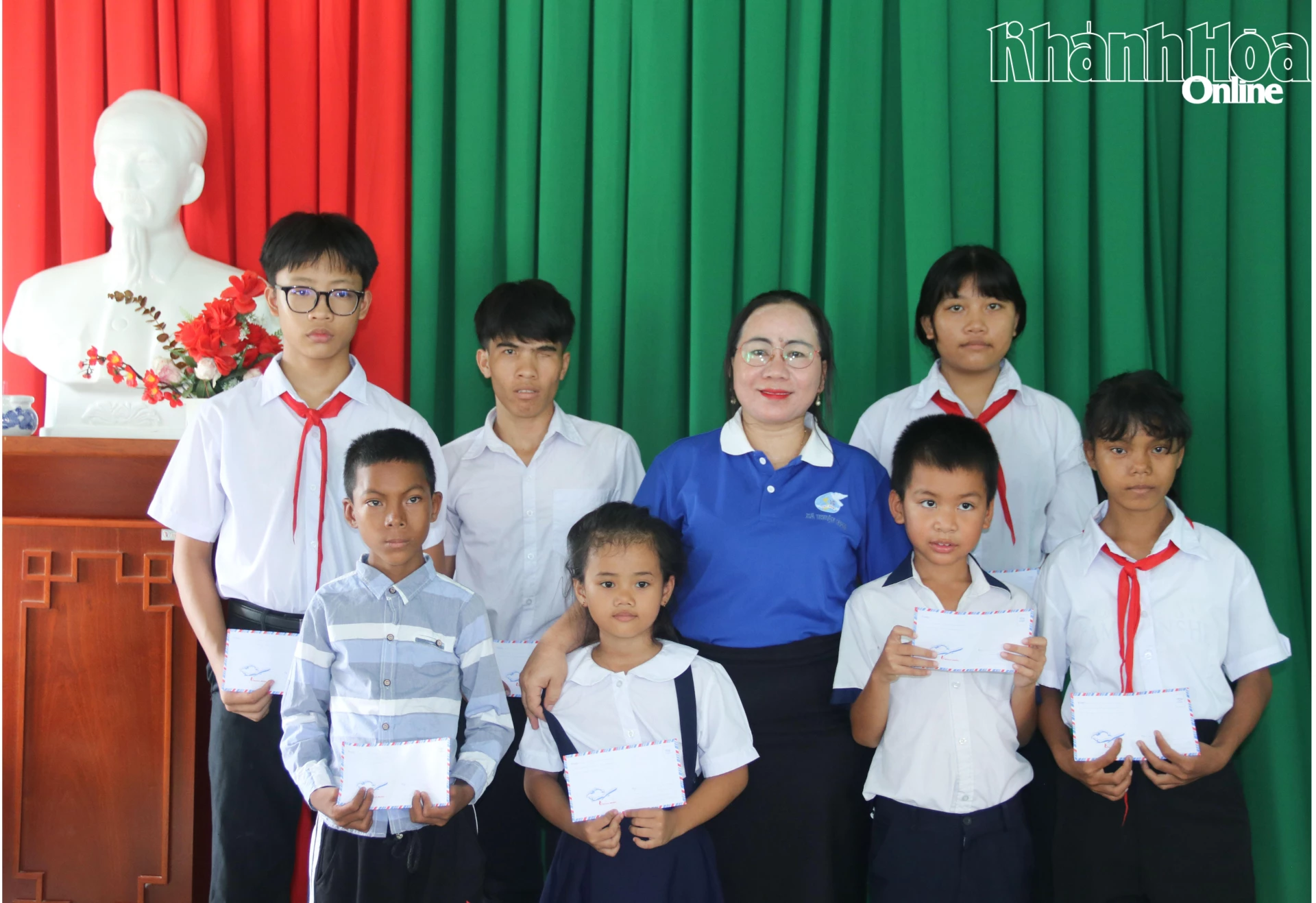 Bà Não Thị Thanh Thảo trao hỗ trợ các trẻ em mồ côi được hội nhận đỡ đầu.