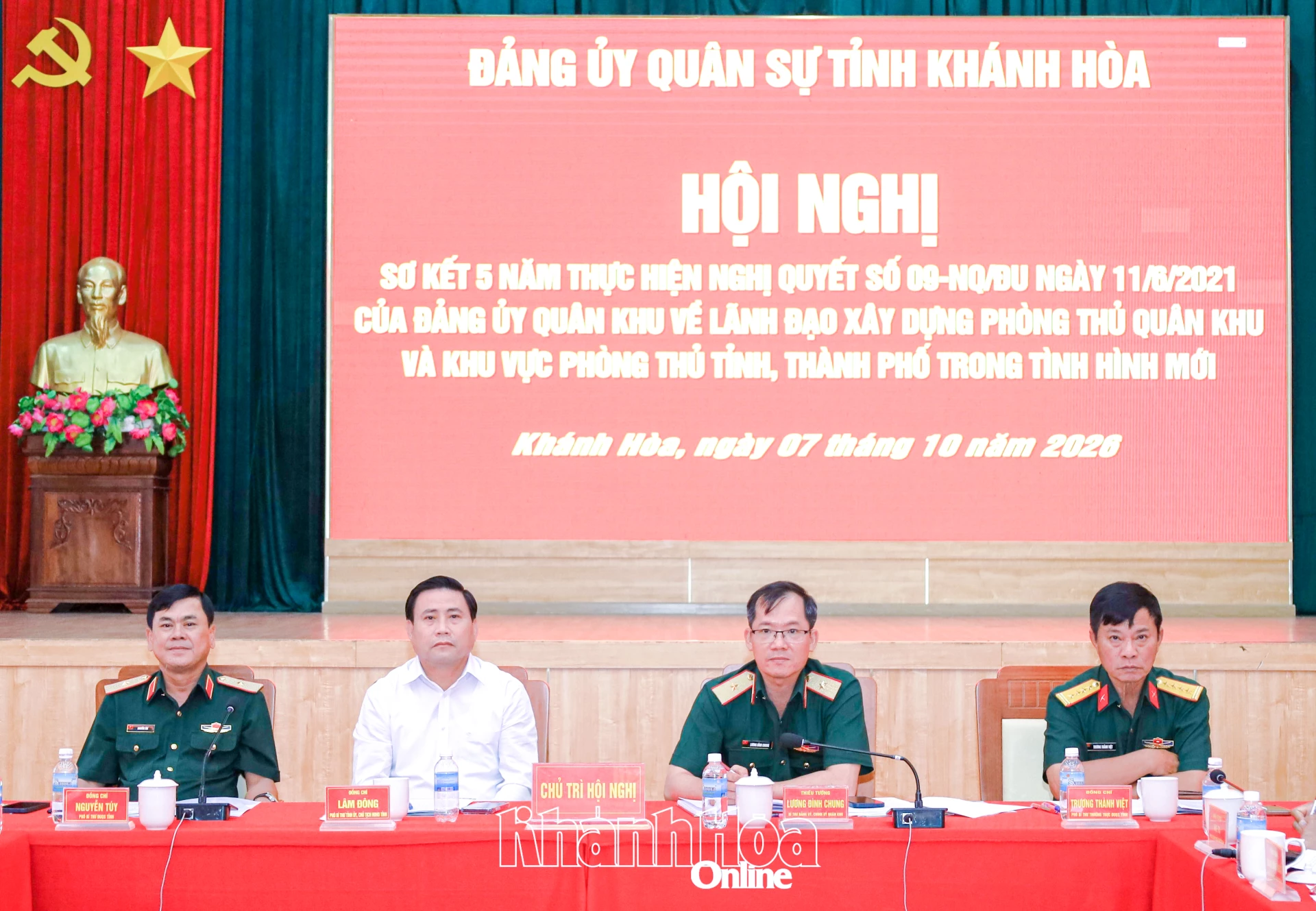Thiếu tướng Lương Đình Chung và Phó Bí thư Tỉnh ủy Lâm Đông dự hội nghị.