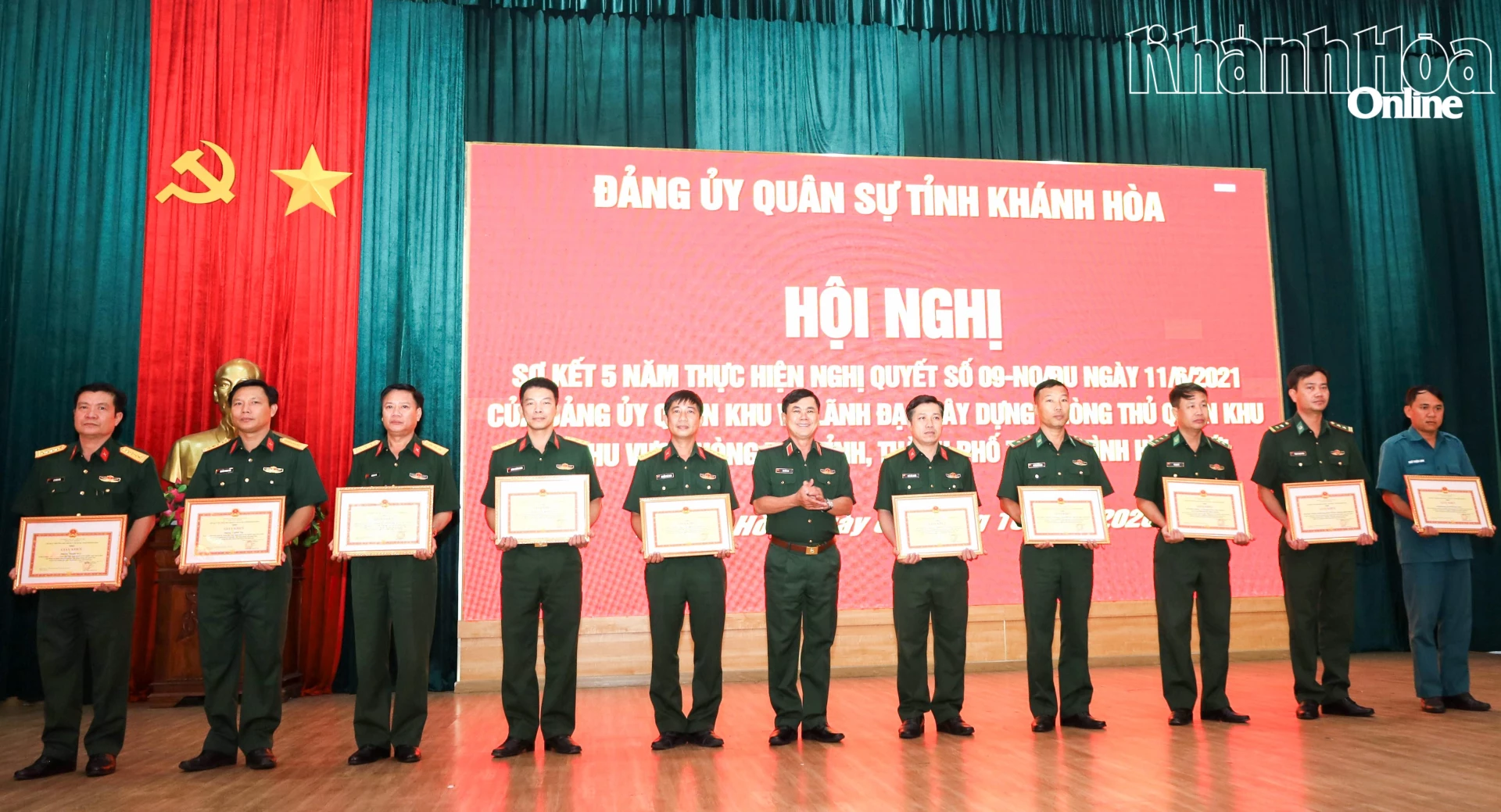Thiếu tướng Nguyễn Túy trao giấy khen cho các tập thể.