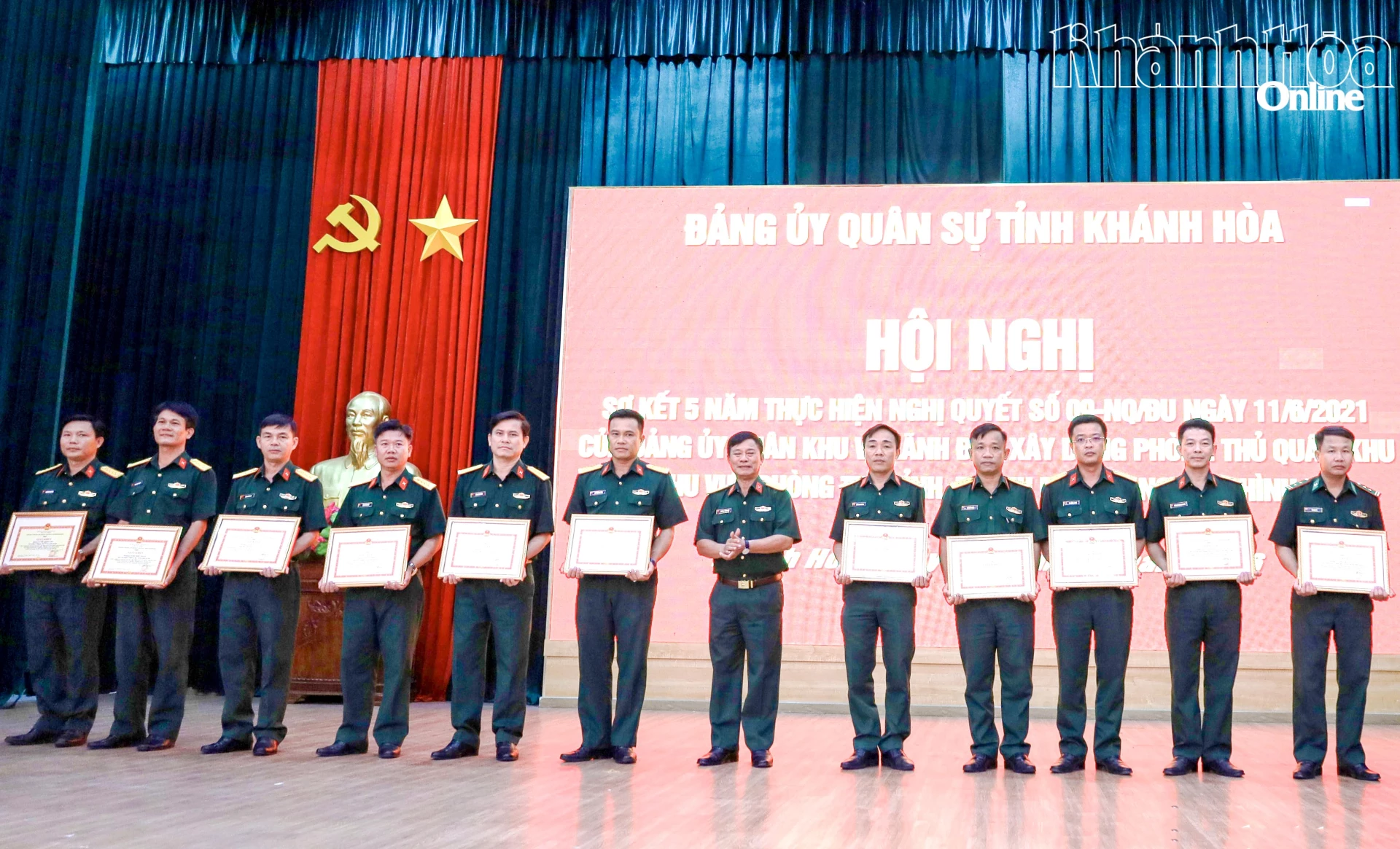 Đại tá Trương Thành Việt trao giấy khen cho các cá nhân.