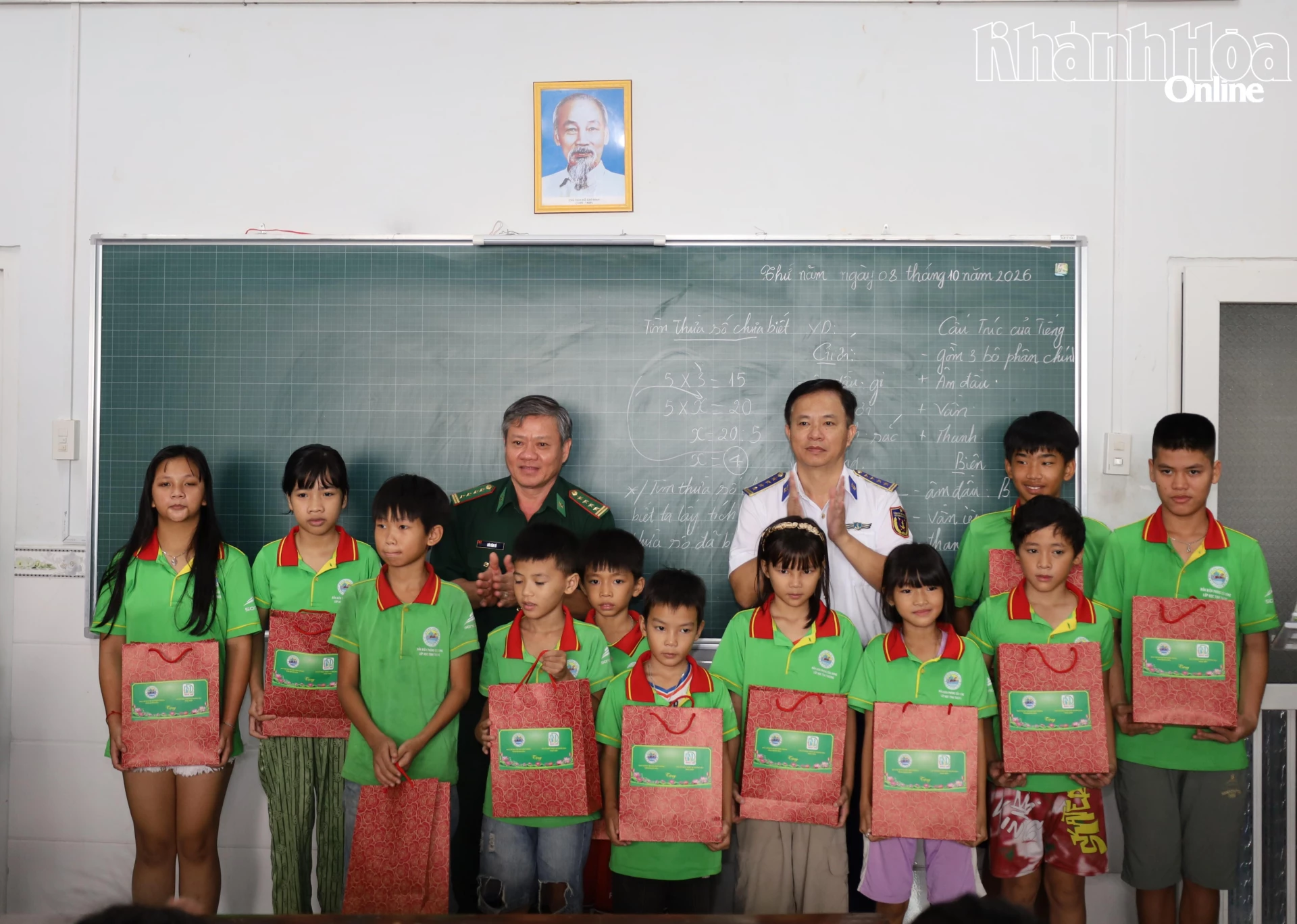 Đại biểu các cơ quan, đơn vị tặng quà cho các em học sinh.