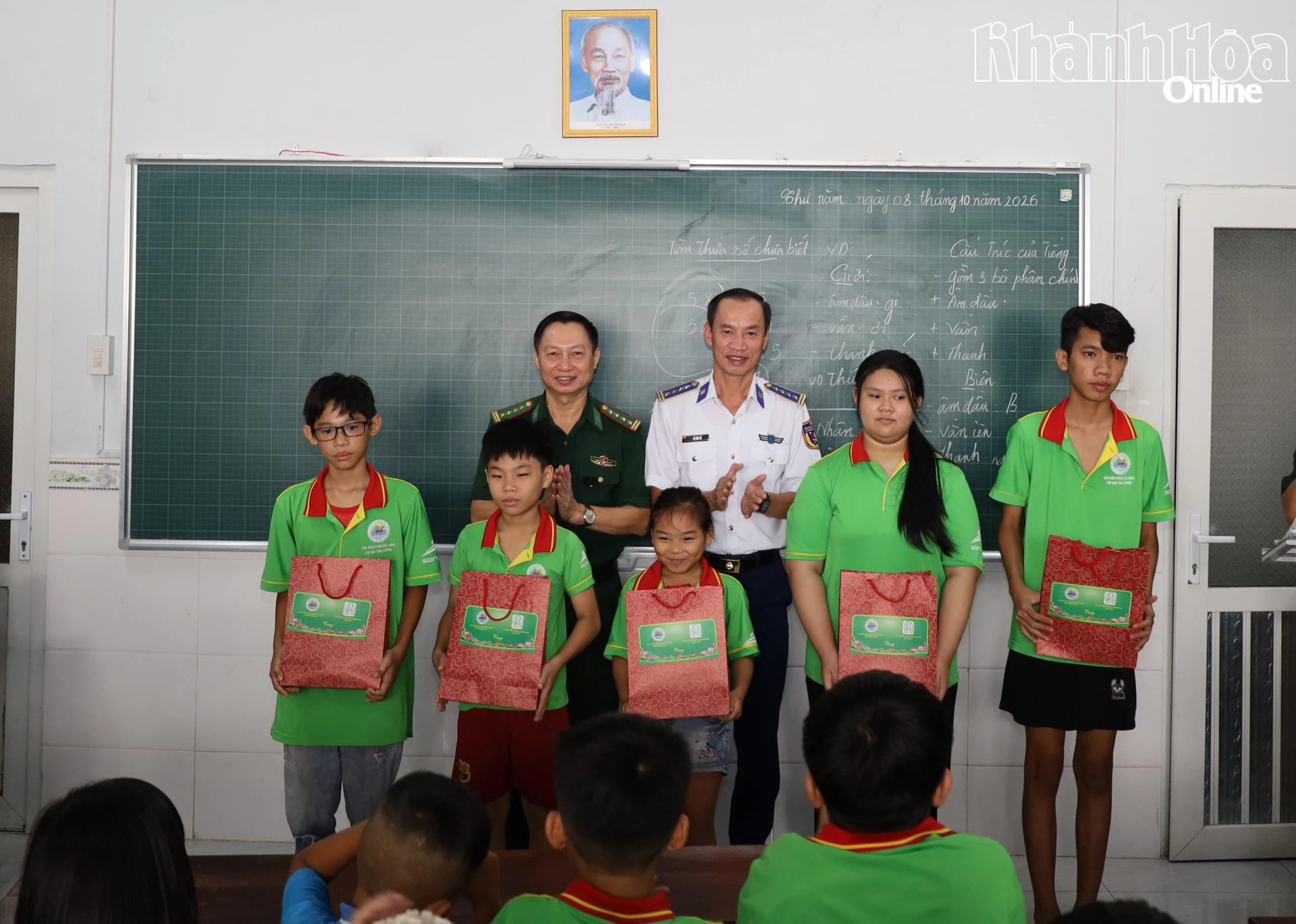 Đại biểu các cơ quan, đơn vị tặng quà cho các em học sinh.