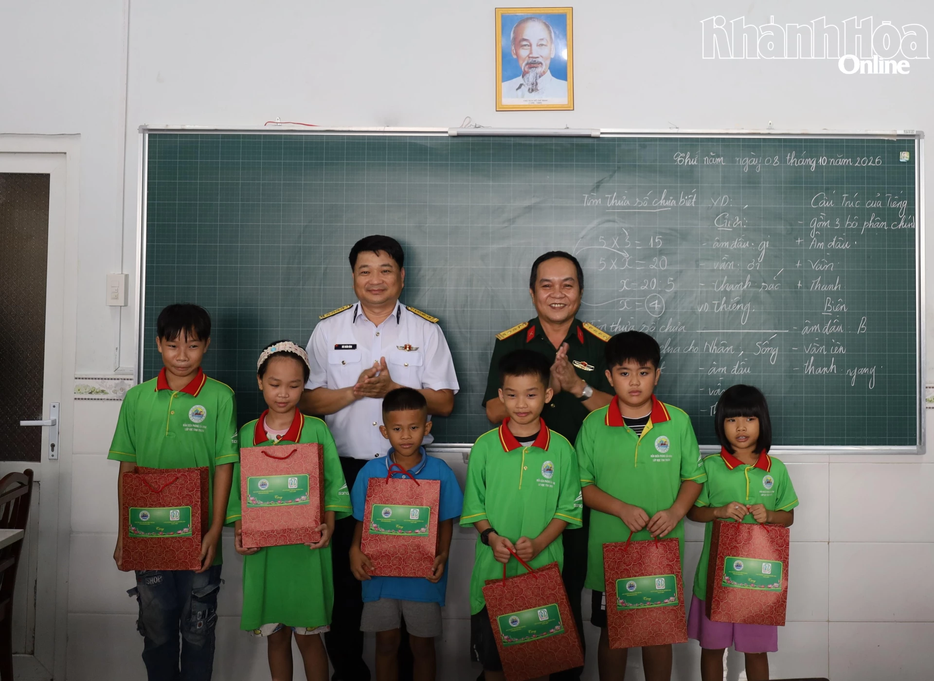 Đại biểu các cơ quan, đơn vị tặng quà cho các em học sinh.