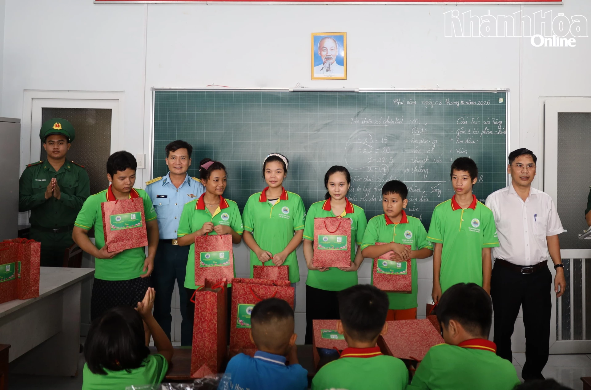 Đại biểu các cơ quan, đơn vị tặng quà cho các em học sinh.