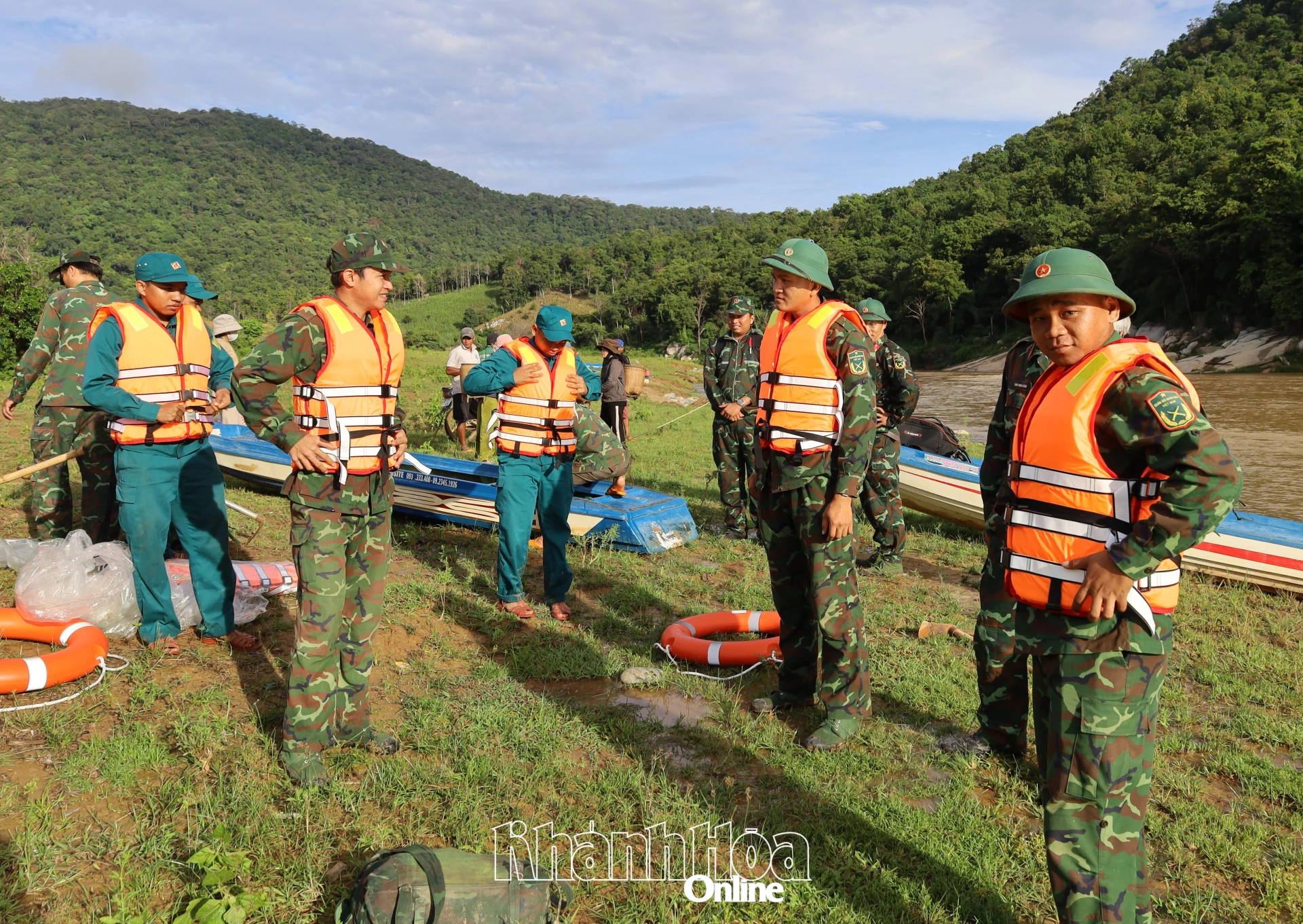 Cán bộ, chiến sĩ mặc áo phao, chuẩn bị vượt sông Cái, mở đầu hành trình cất bốc hài cốt liệt sĩ Bo Bo Mơ trên núi Tà Lọt.