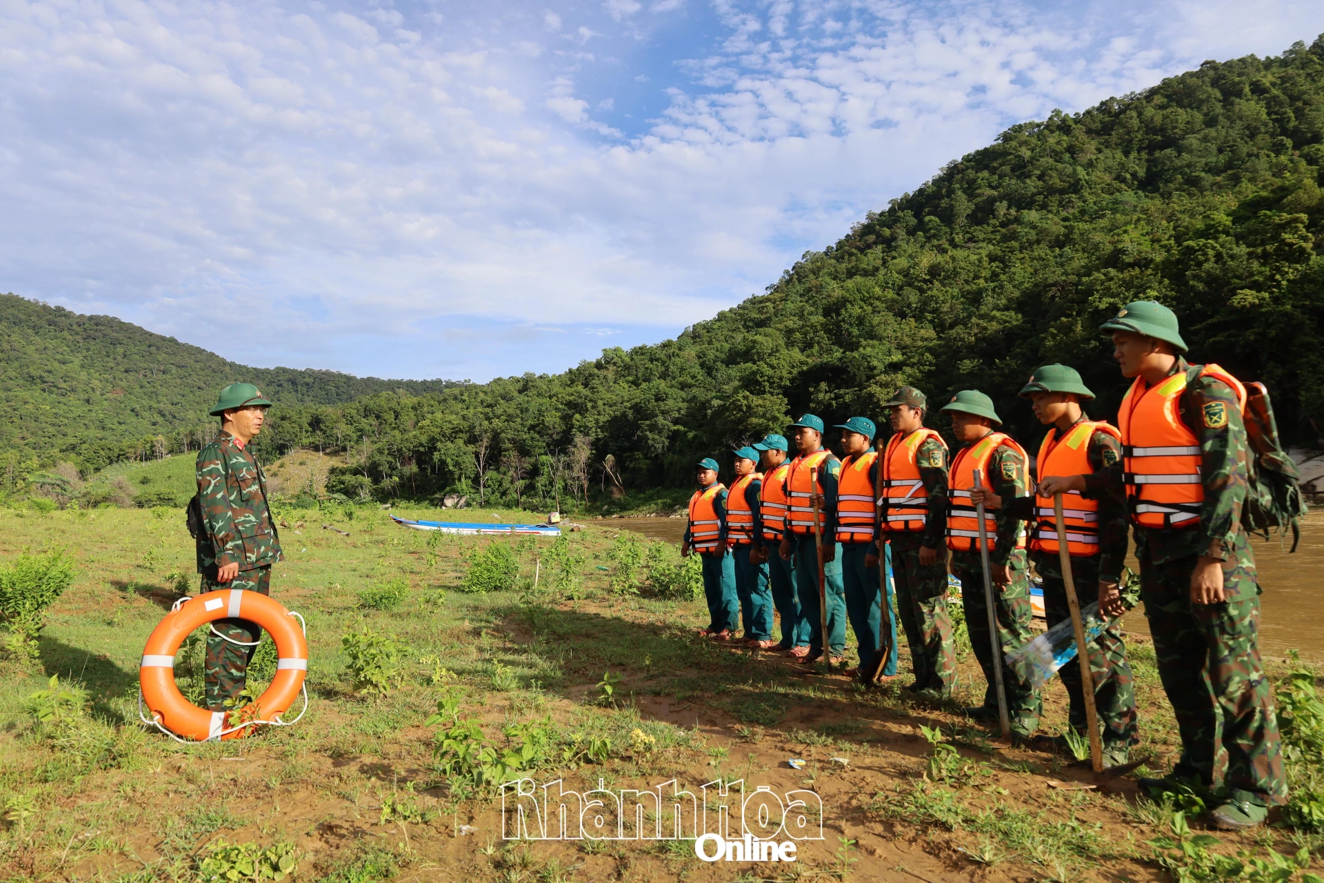 Trung tá Nguyễn Xuân Hưng – Đội trưởng Đội tìm kiếm, quy tập hài cốt liệt sĩ căn dặn cán bộ, chiến sĩ phải nỗ lực quyết tâm hoàn thành tốt nhiệm vụ và đặc biệt phải đảm bảo an toàn trong quá trình vượt sông, leo núi trong suốt hành trình.