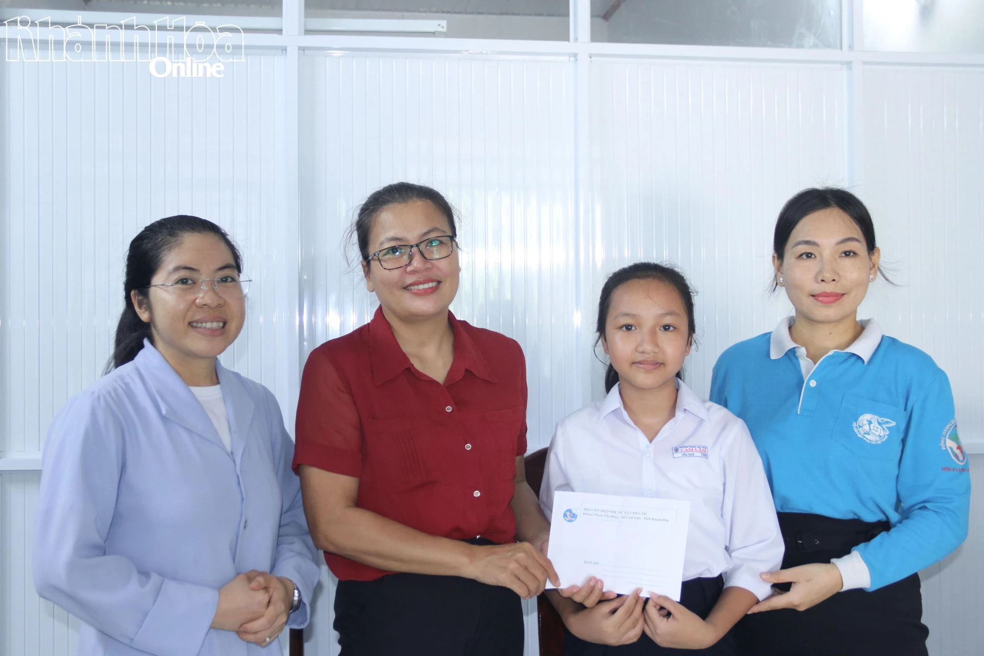 Em Nguyễn Thị Yến Nhi (thứ 2 từ phải qua) nhận hỗ trợ từ Hội Liên hiệp Phụ nữ xã.