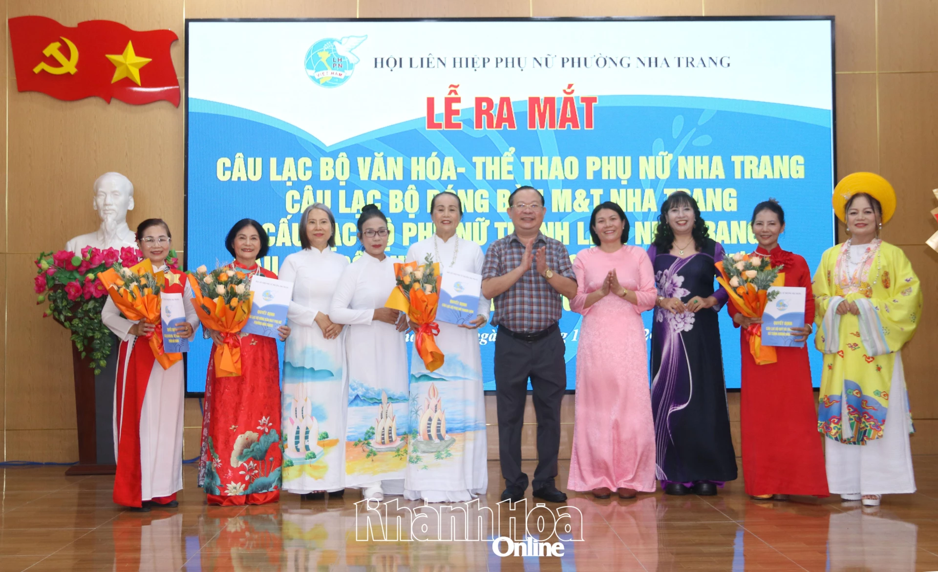 Lãnh đạo Đảng ủy phường và Hội Liên hiệp Phụ nữ phường trao quyết định thành lập cho các câu lạc bộ.