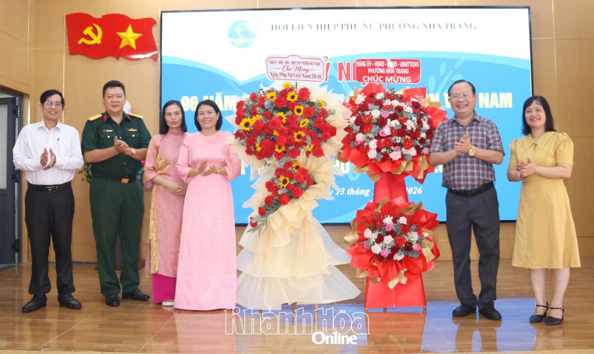 Lãnh đạo phường tặng hoa chúc mừng Hội Liên hiệp Phụ nữ phường tại chương trình.