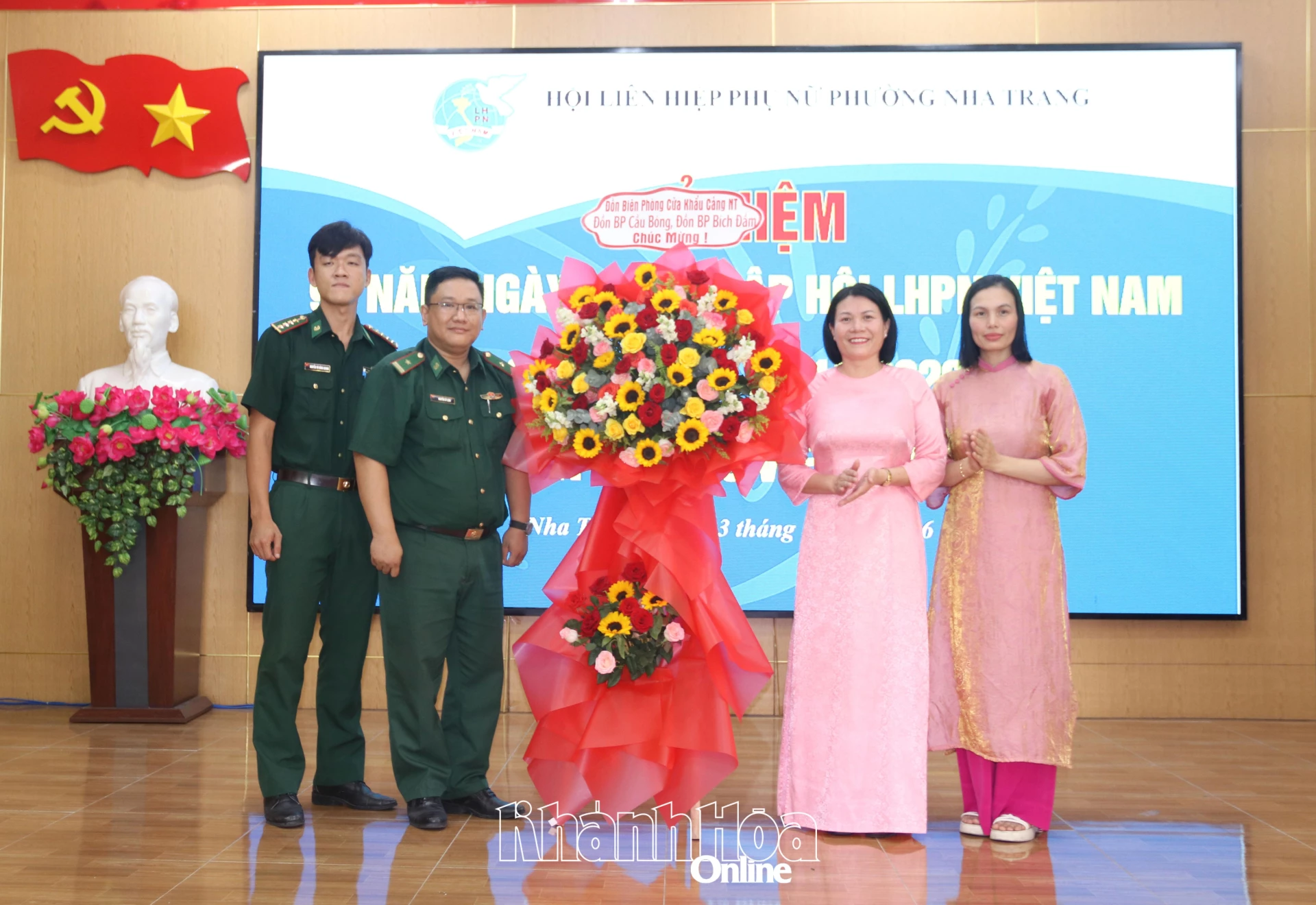 Đại diện Đồn biên phòng Cửa khẩu cảng Nha Trang, Đồn biên phòng Cầu Bóng tặng hoa chúc mừng Hội Liên hiệp Phụ nữ phường.