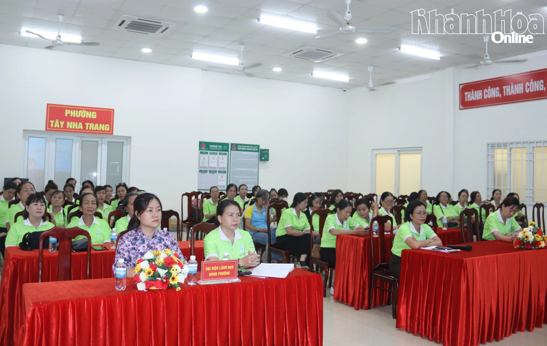 Các cán bộ, hội viên phụ nữ tham gia hội nghị.
