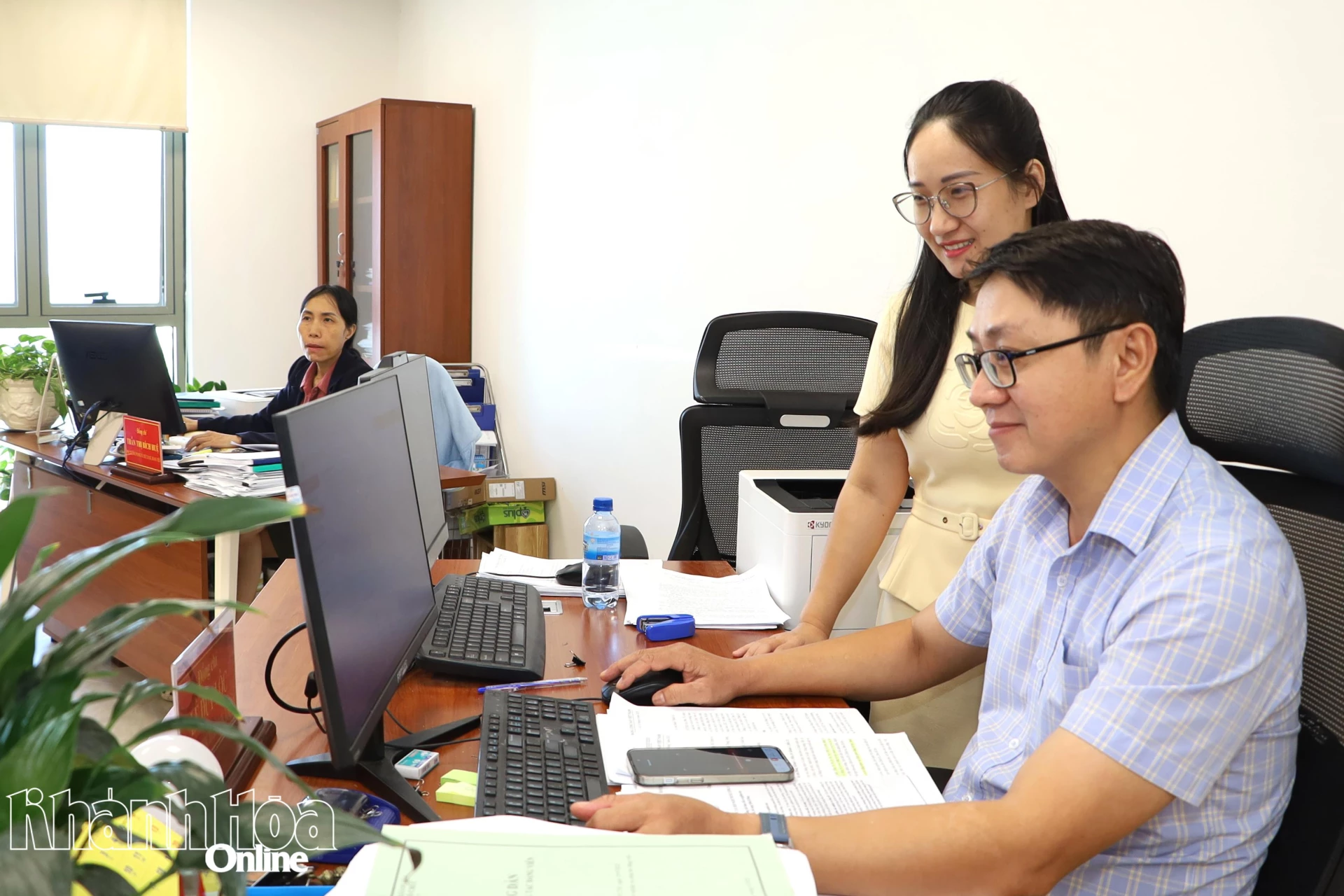 Cán bộ Ban Tổ chức Tỉnh ủy sử dụng các phần mềm trong xử lý công việc.