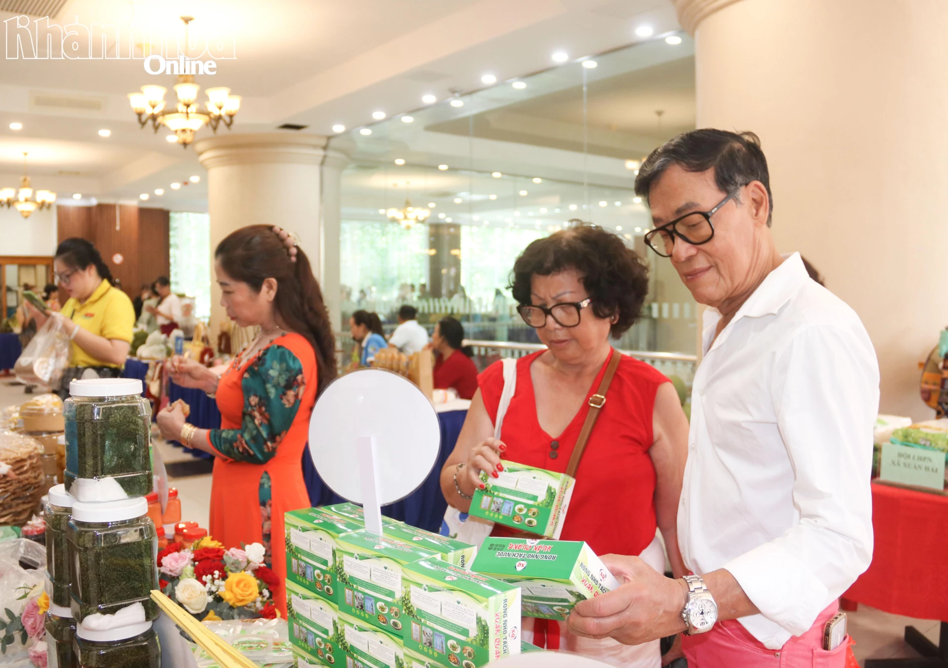 Các gian hàng thu hút sự quan tâm của người dân và du khách.