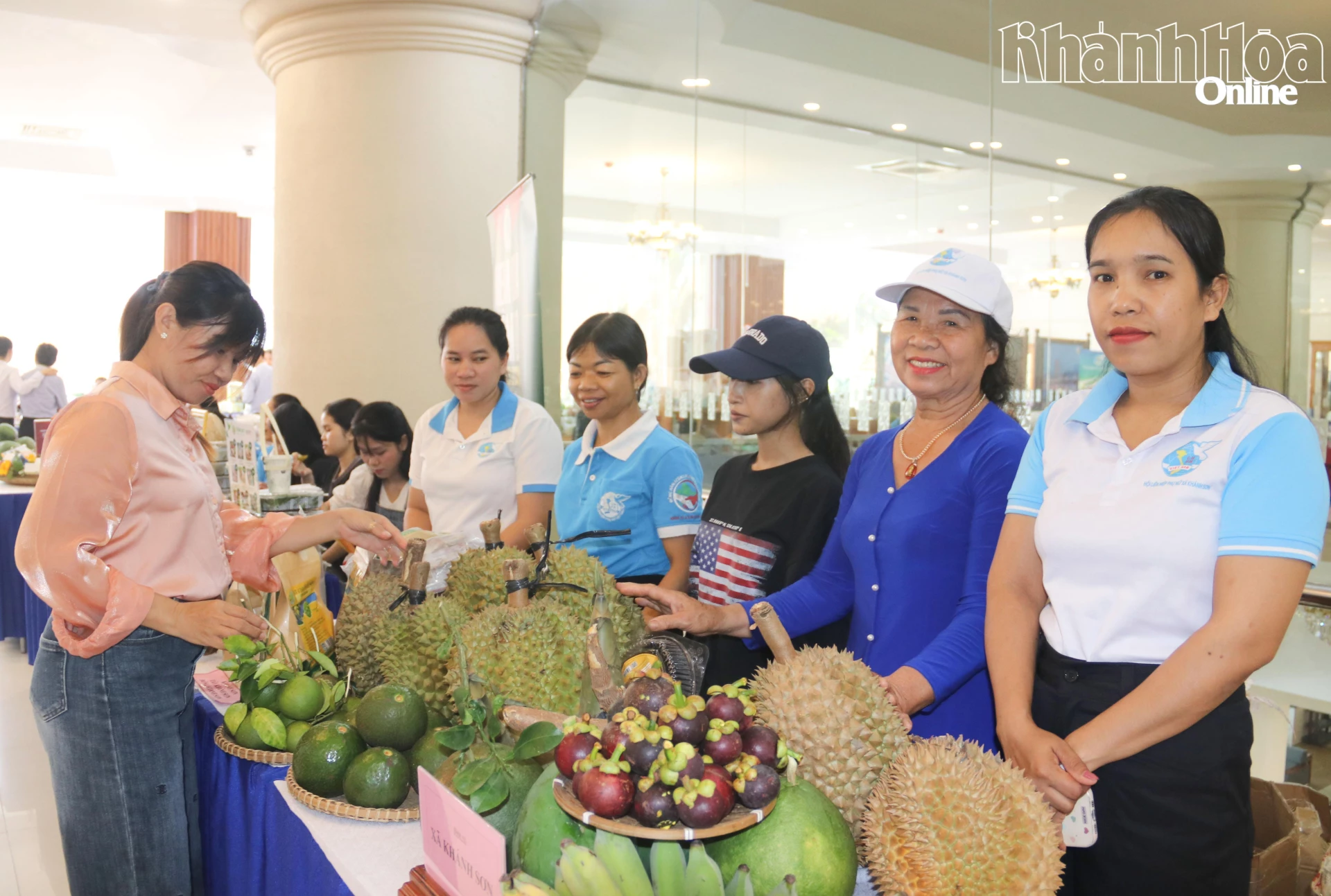 Các loại trái cây của Khánh Sơn được giới thiệu đến hội viên, ngươi dân.