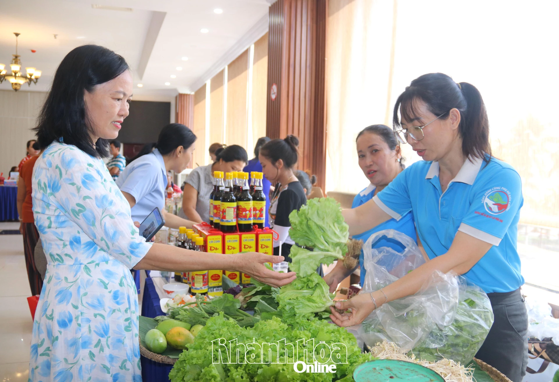Người dân tìm hiểu và mua các loại rau.