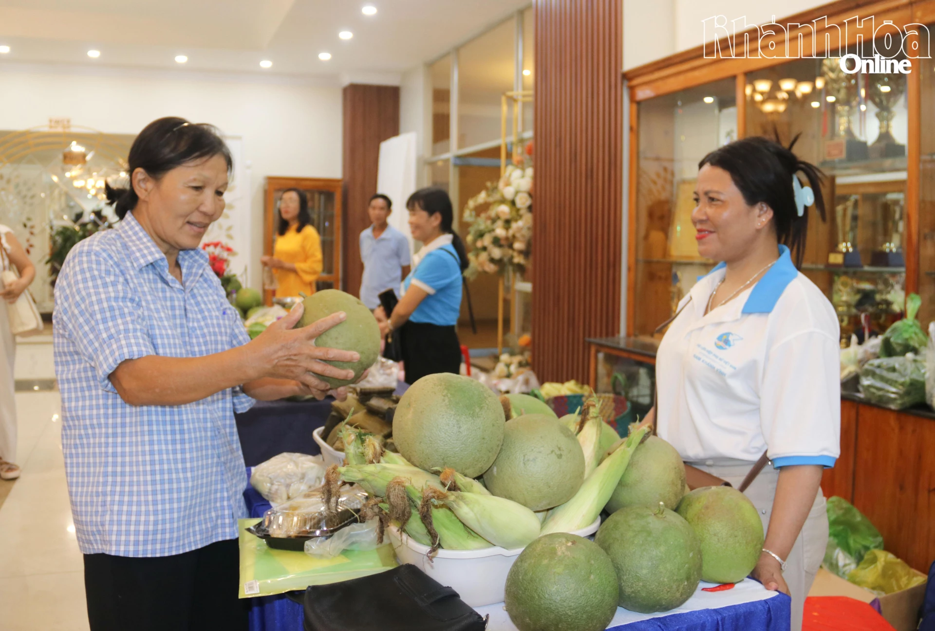 Khách hàng tìm hiểu, mua sắm các sản phẩm.