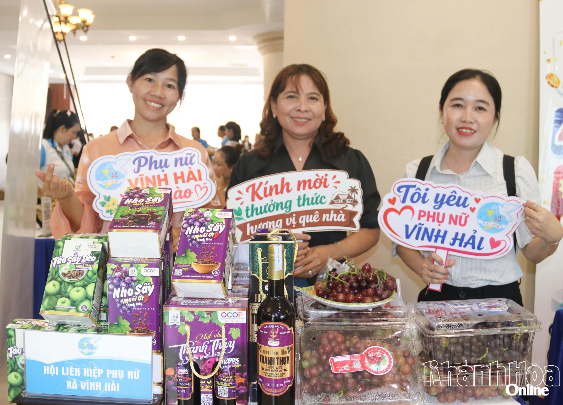 Các sản phẩm đặc trưng của địa phương được Hội Liên hiệp Phụ nữ xã Vĩnh Hải trưng bày, giới thiệu đến khách hàng.