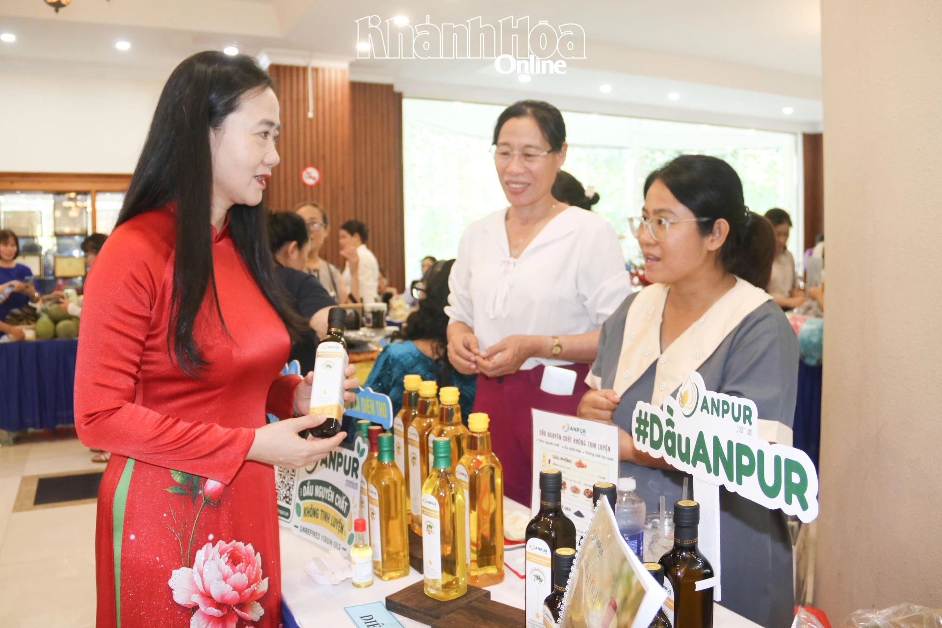 Bà Nguyễn Quỳnh Nga - Phó Chủ tịch Ủy ban MTTQ Việt Nam tỉnh, Chủ tịch Hội Liên hiệp Phụ nữ tỉnh tham quan tại các gian hàng.
