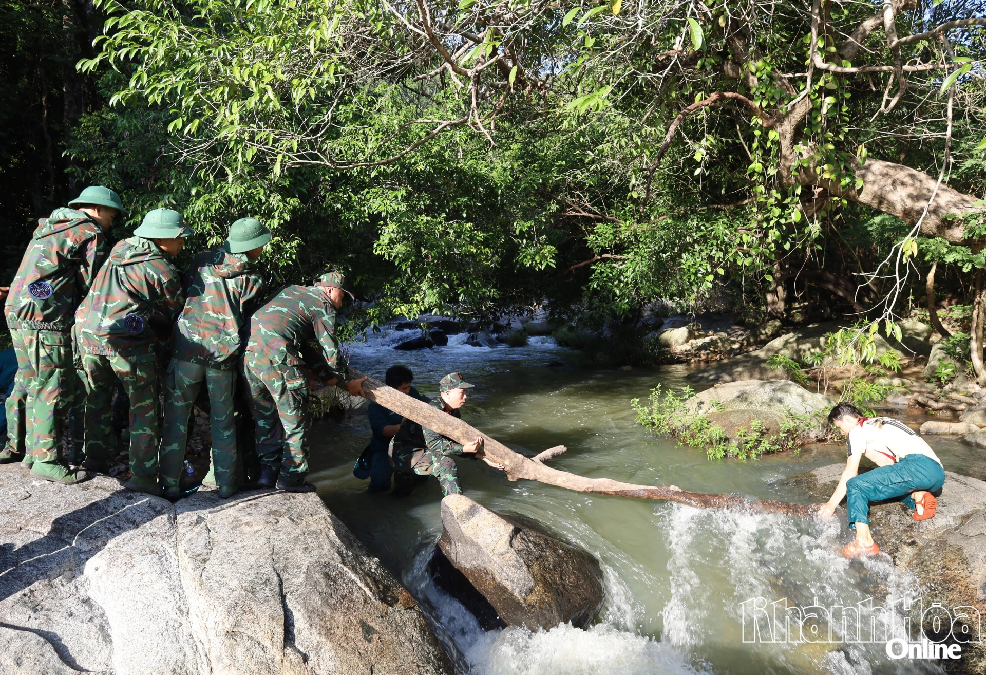 Việc bắc cầu tạm cũng rất khó khăn.