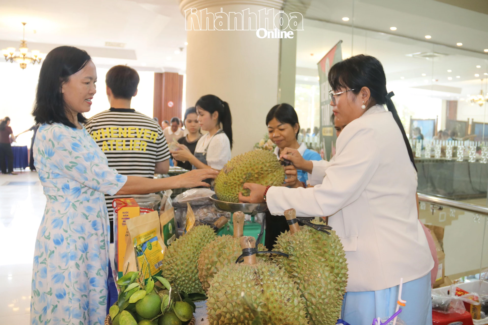 Các sản phẩm do phụ nữ làm ra được bày bán tại hoạt động trưng bày do Hội Liên hiệp Phụ nữ tỉnh tổ chức.